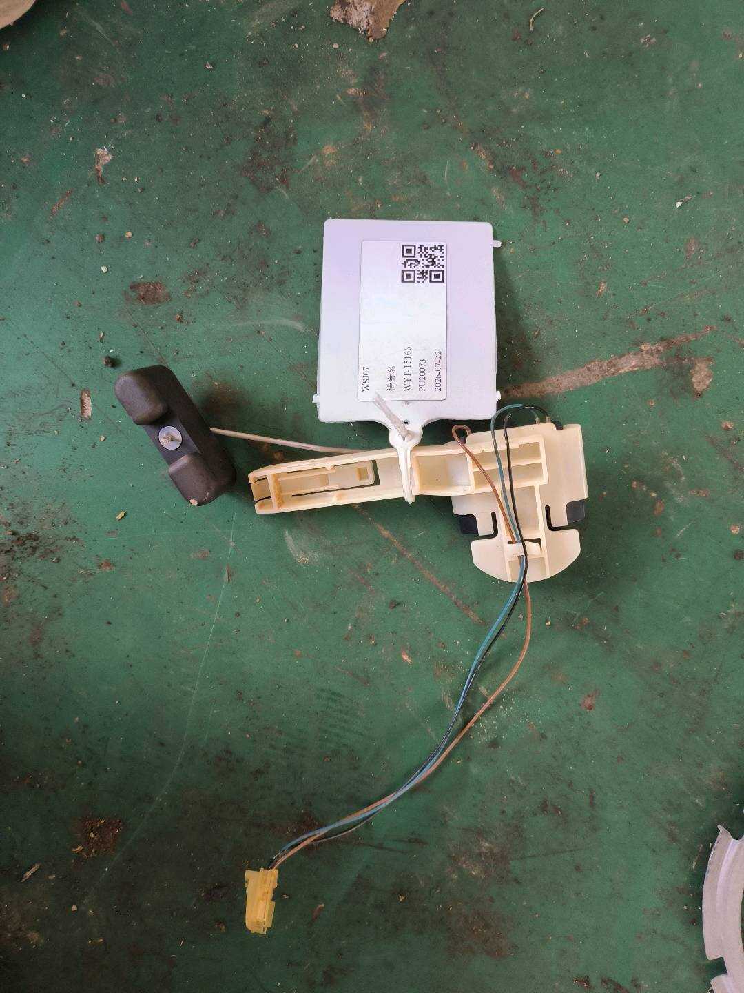 L8WD919047 燃油位置传感器（右）