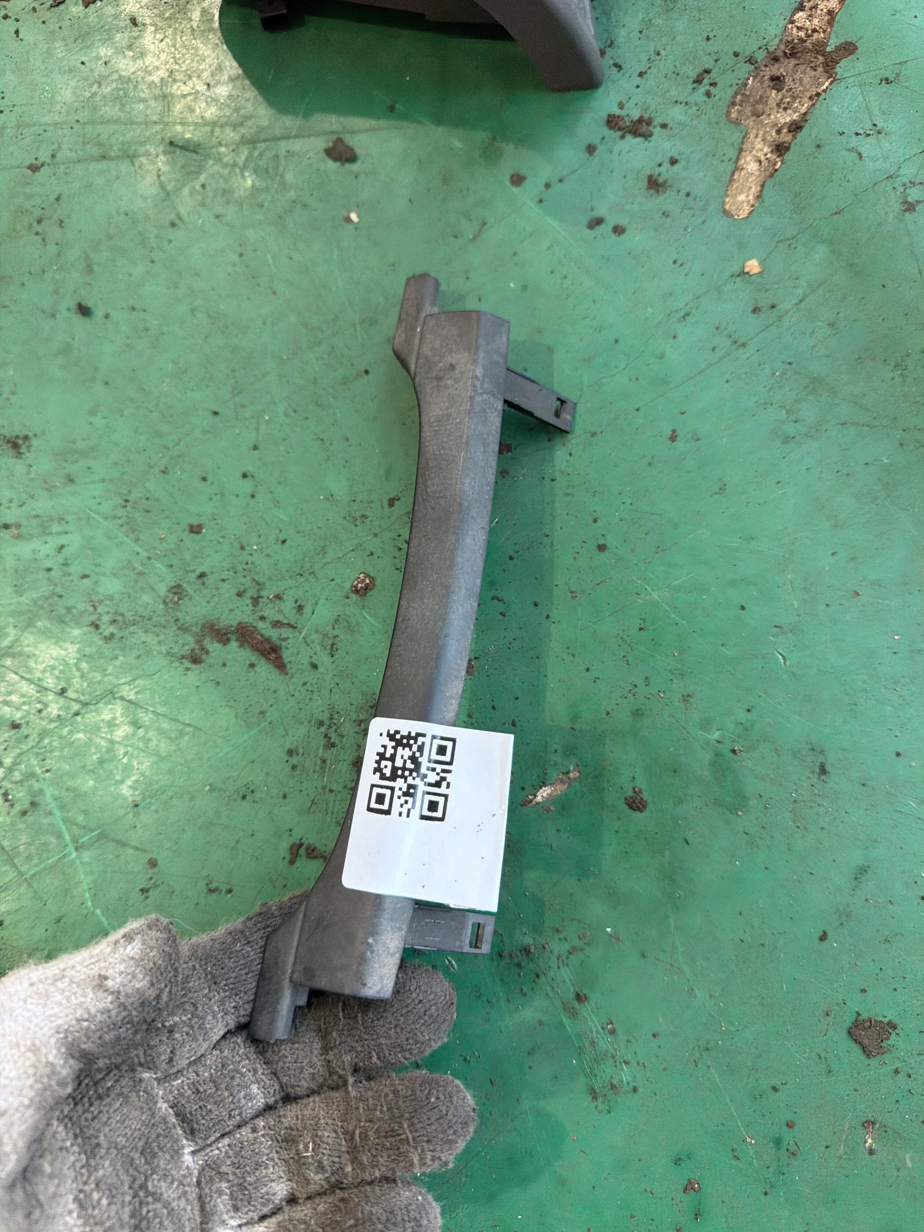 8E0919219 Baffle