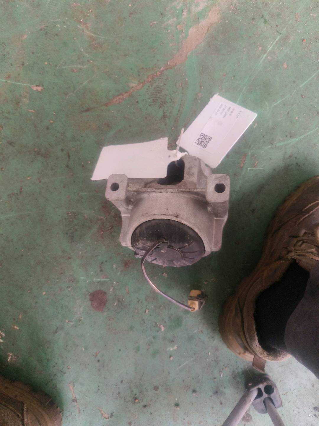 8R0199381 发动机机脚胶(右)