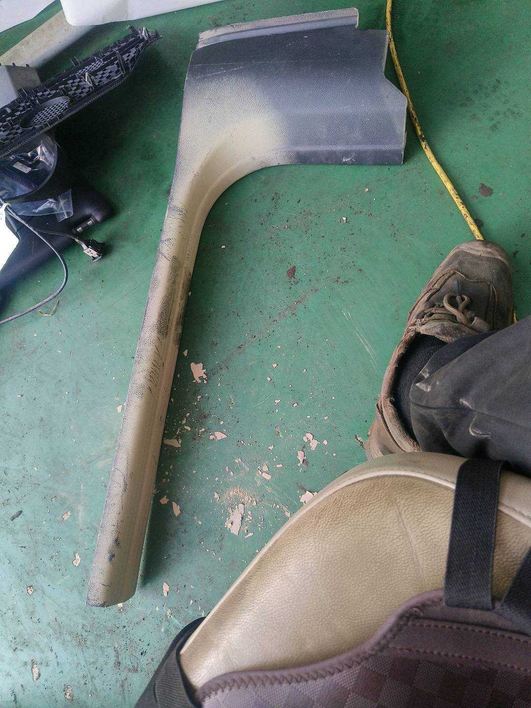A24668002069H61 Front Door Sill Trim Panel, Right