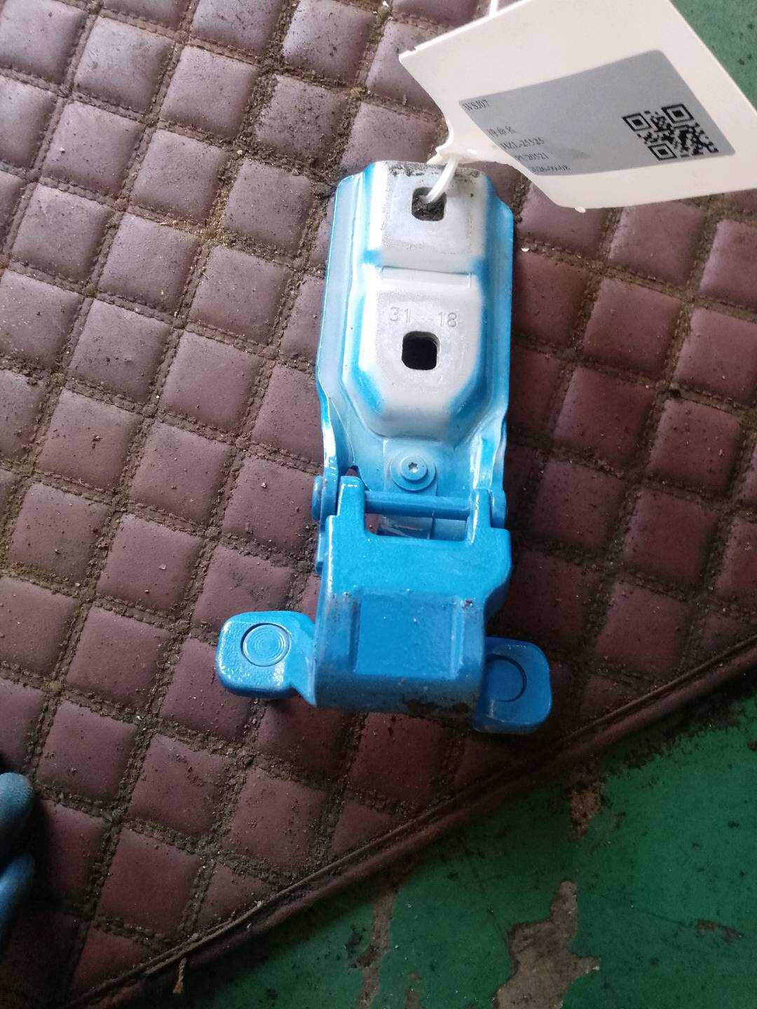 41007423841 尾盖铰链(左上)
