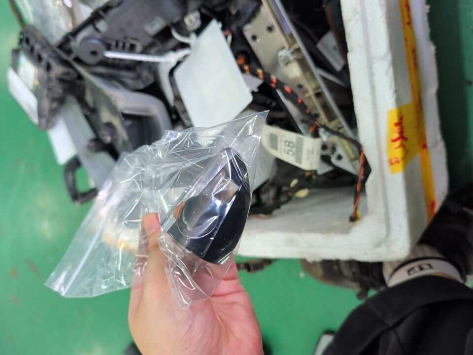 A16476001189197 前门外拉手饰盖（左）