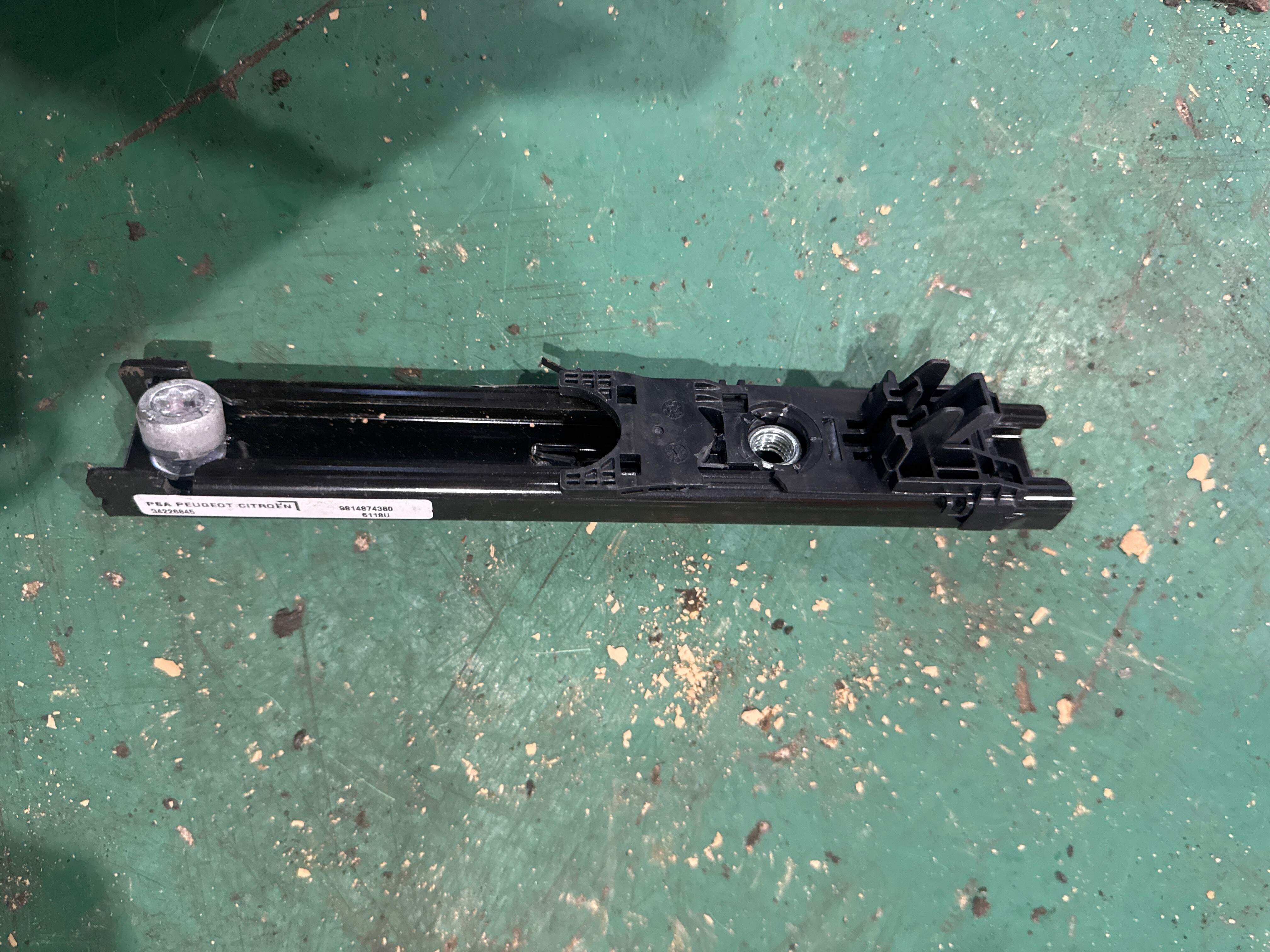 YL00262680 安全带高度调节器