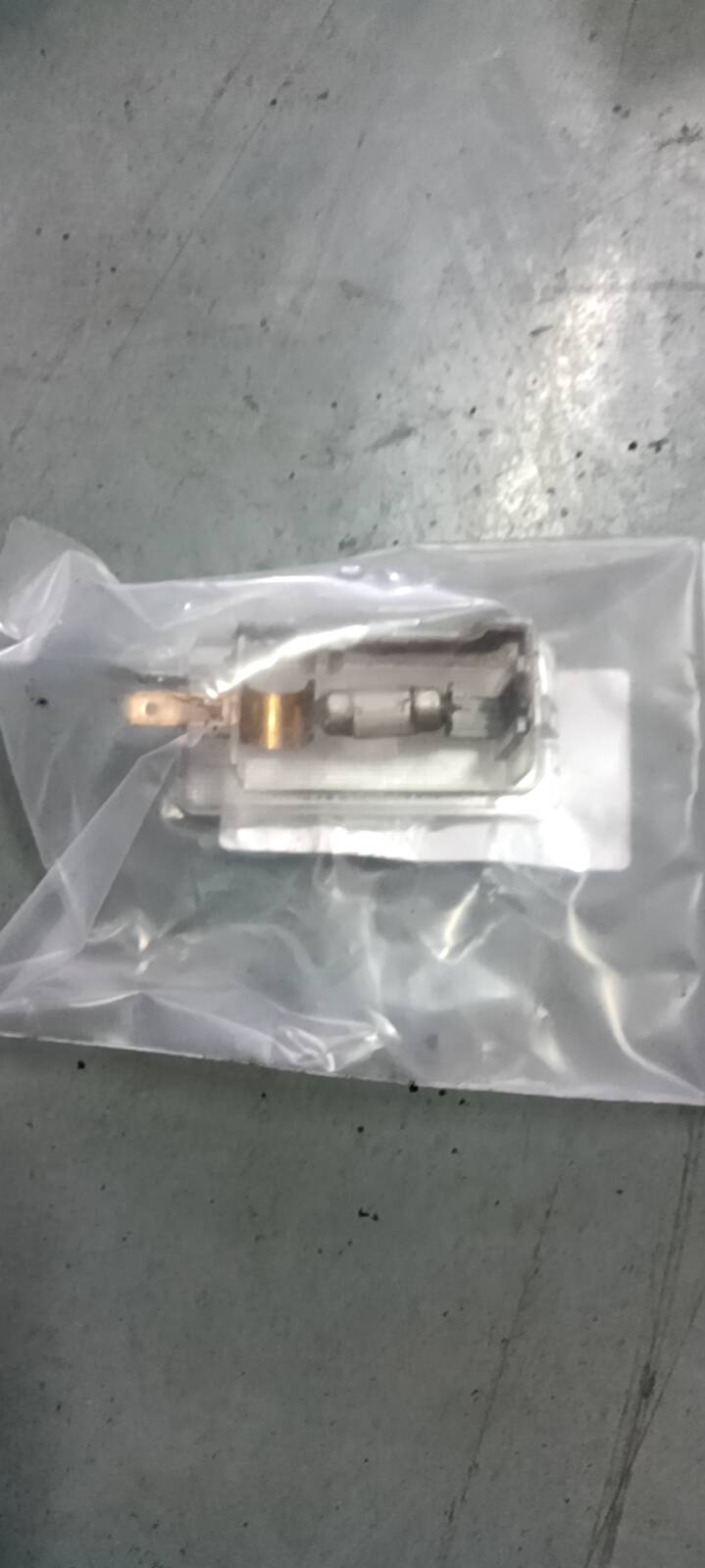 926013F000 行李箱灯