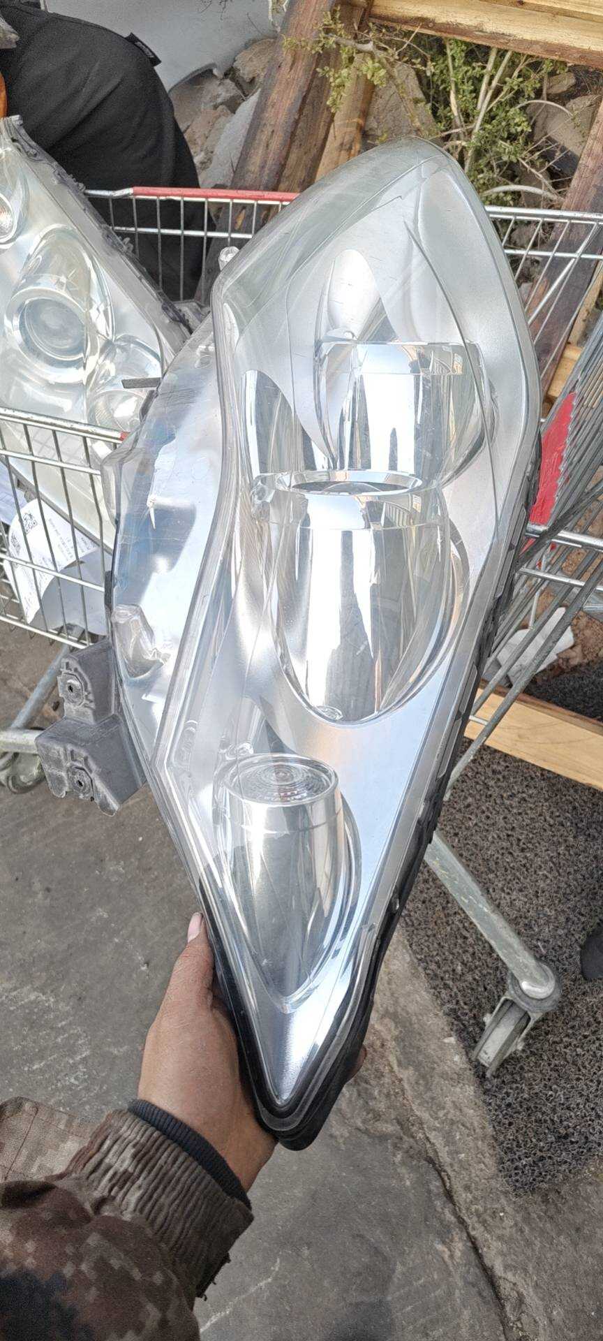 260600076R Front Headlight Assembly, Left