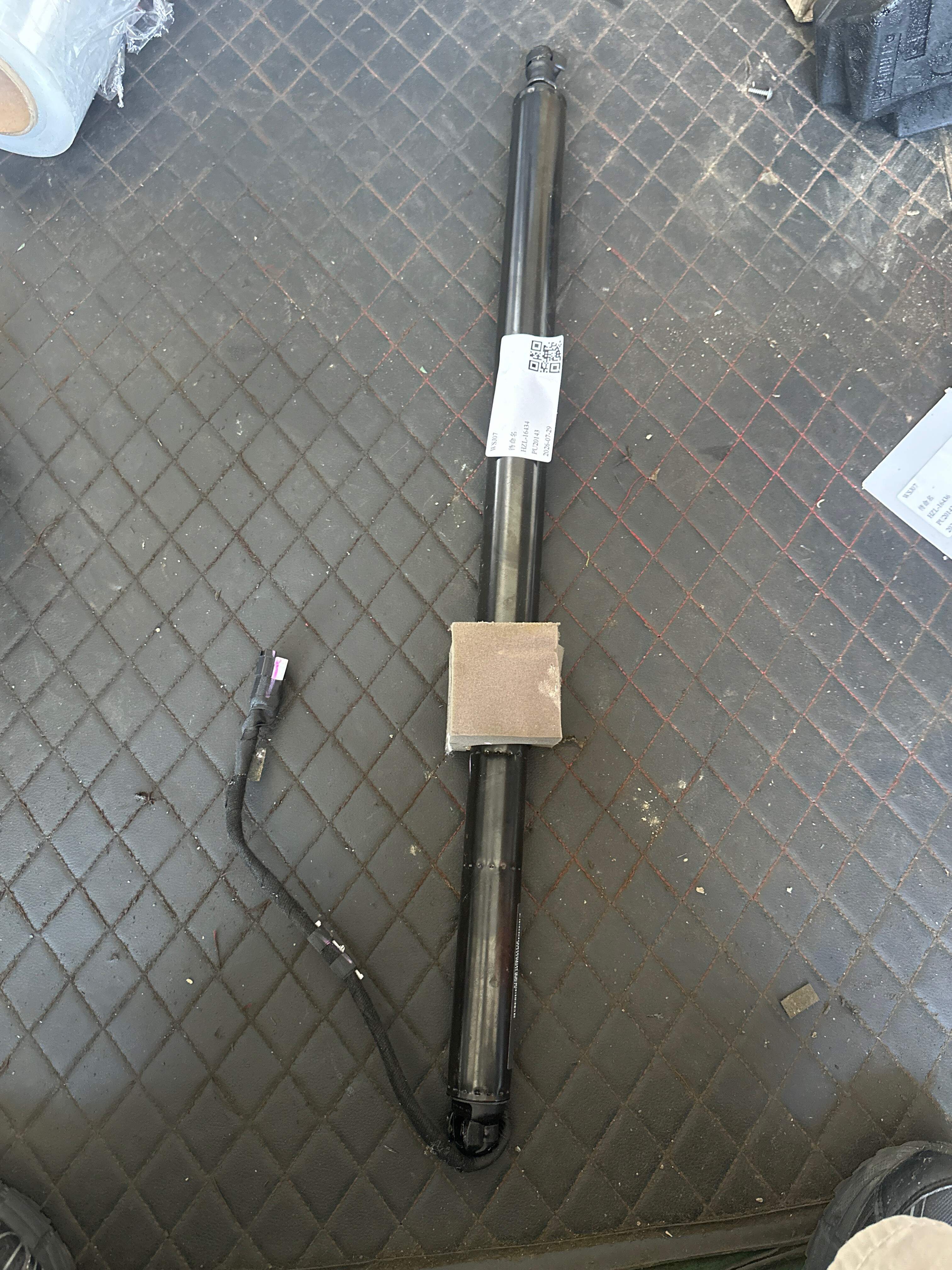 51247424416 尾盖撑杆(右)
