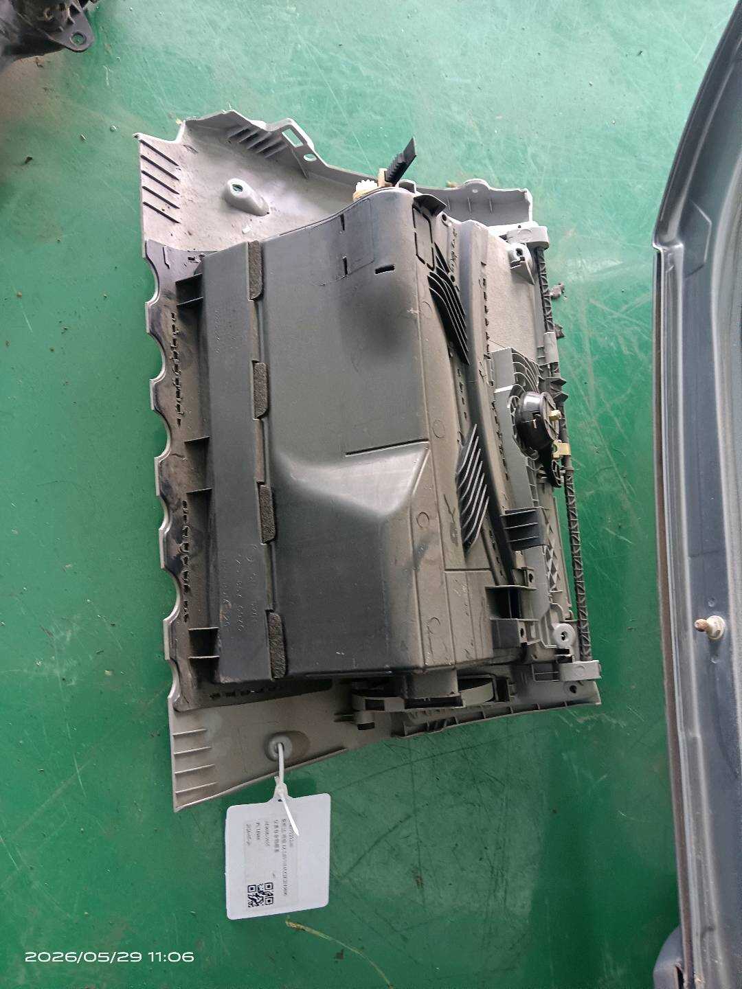 1Z18571212A0 仪表台杂物箱盖