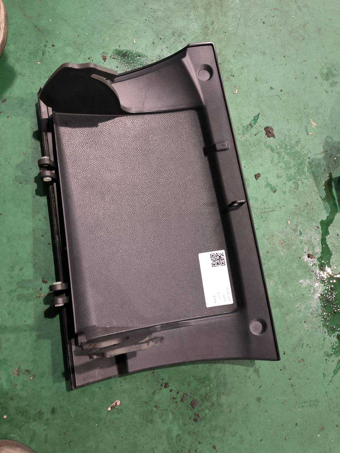 51162752811 仪表台杂物箱盖