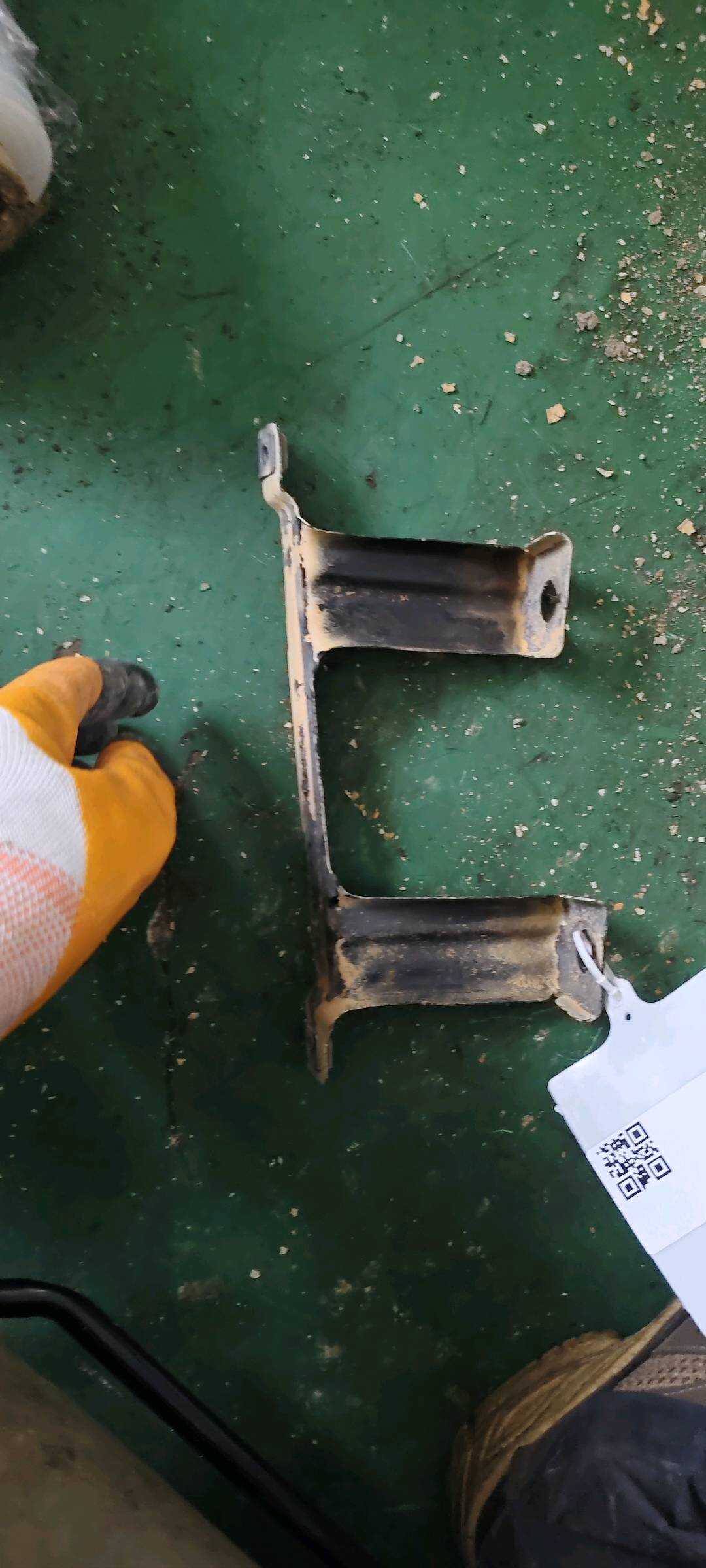 51647294552 前叶子板固定架（右中）