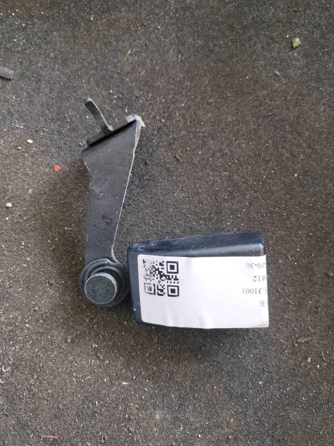 72117375445 后座椅安全带扣（左）