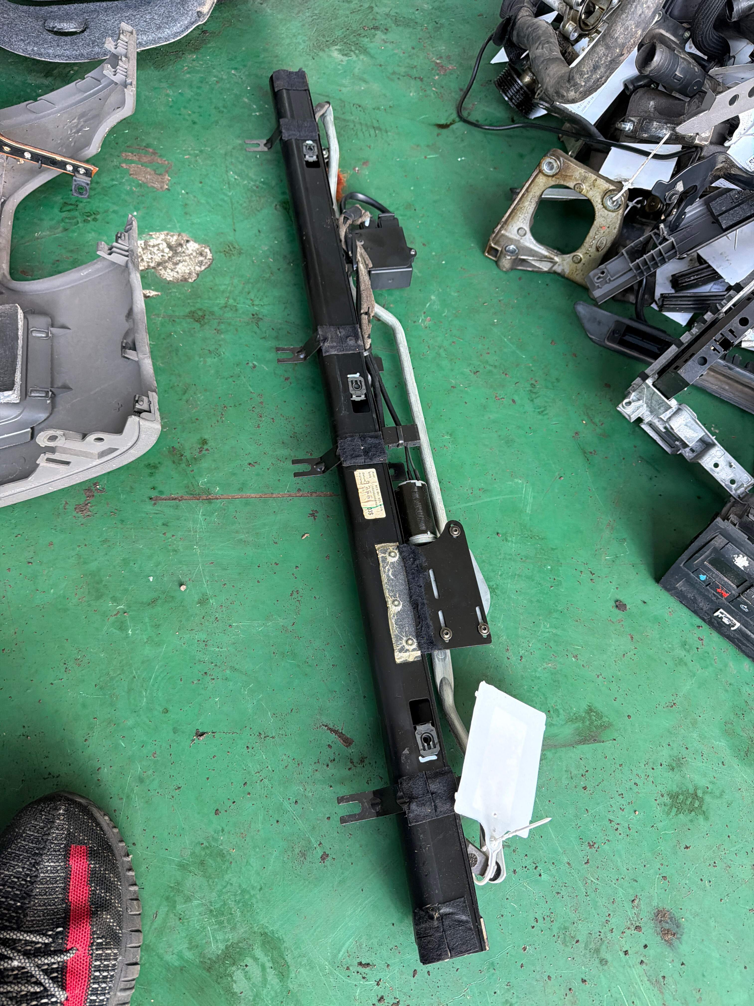 8E5861325 Rear Windshield Sunshade