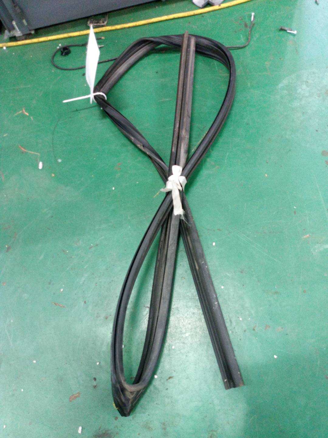 825304X000 前门玻璃绒槽(左)