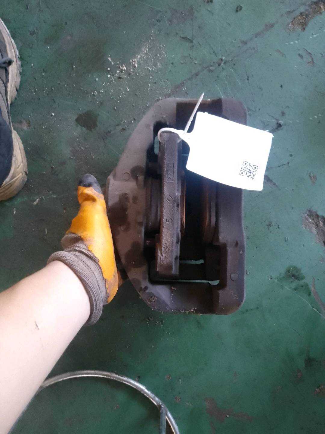 34116792690 前制动分泵(右)