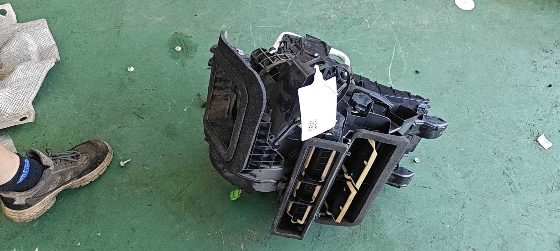 LR048439 Heater Core Assembly (with Blower)