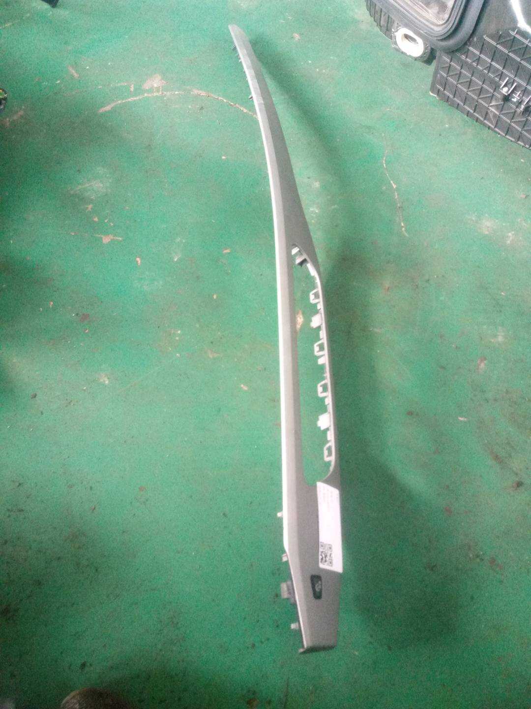 8W1853190 仪表台饰板(右)