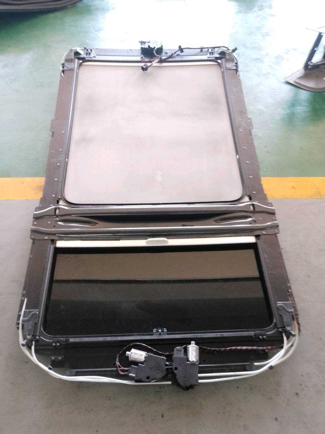 4L0877057A 天窗玻璃(后)