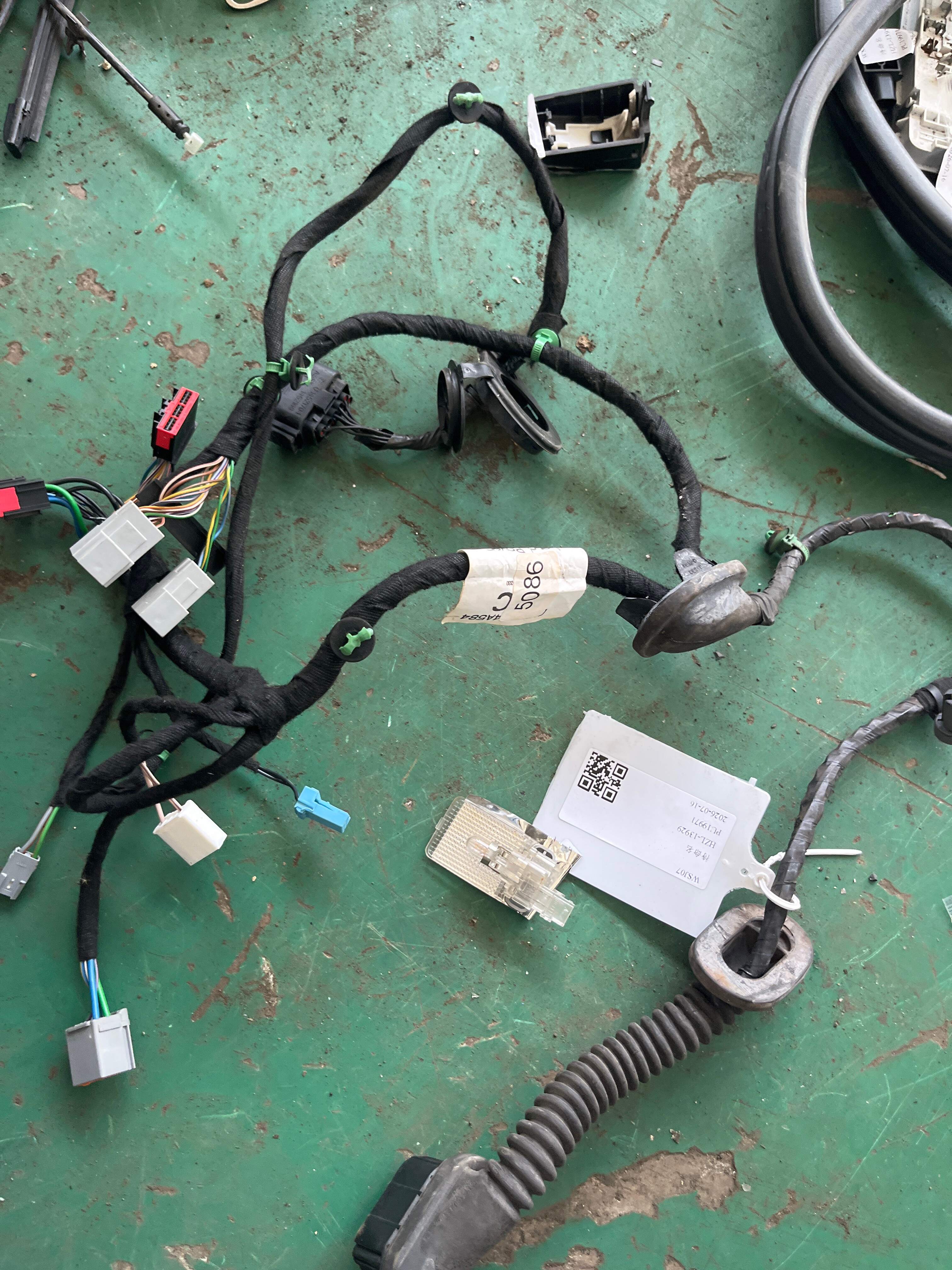LR040053 Front Door Wiring Harness, Left