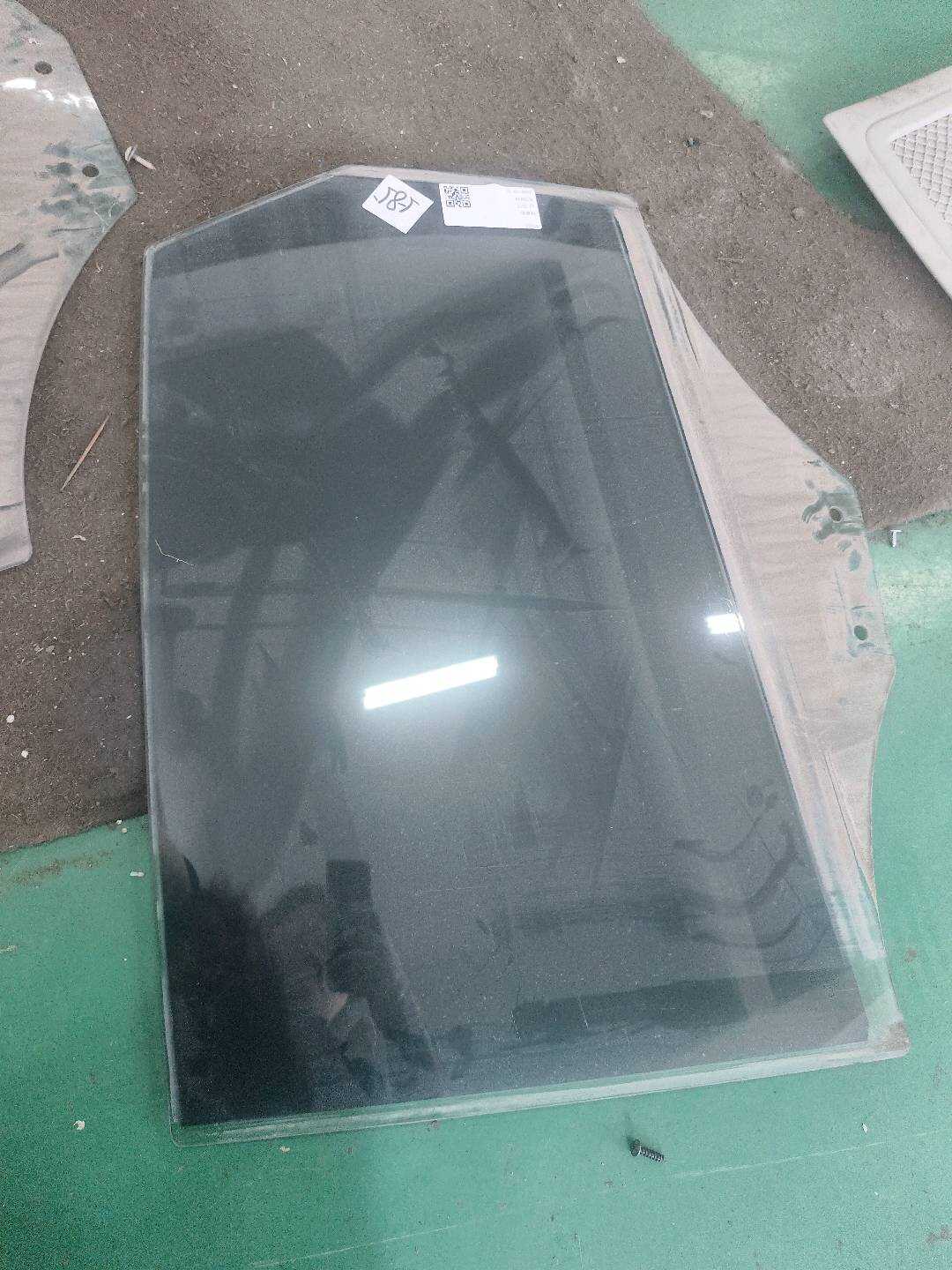 L8R0845205F Rear Door Glass, Left