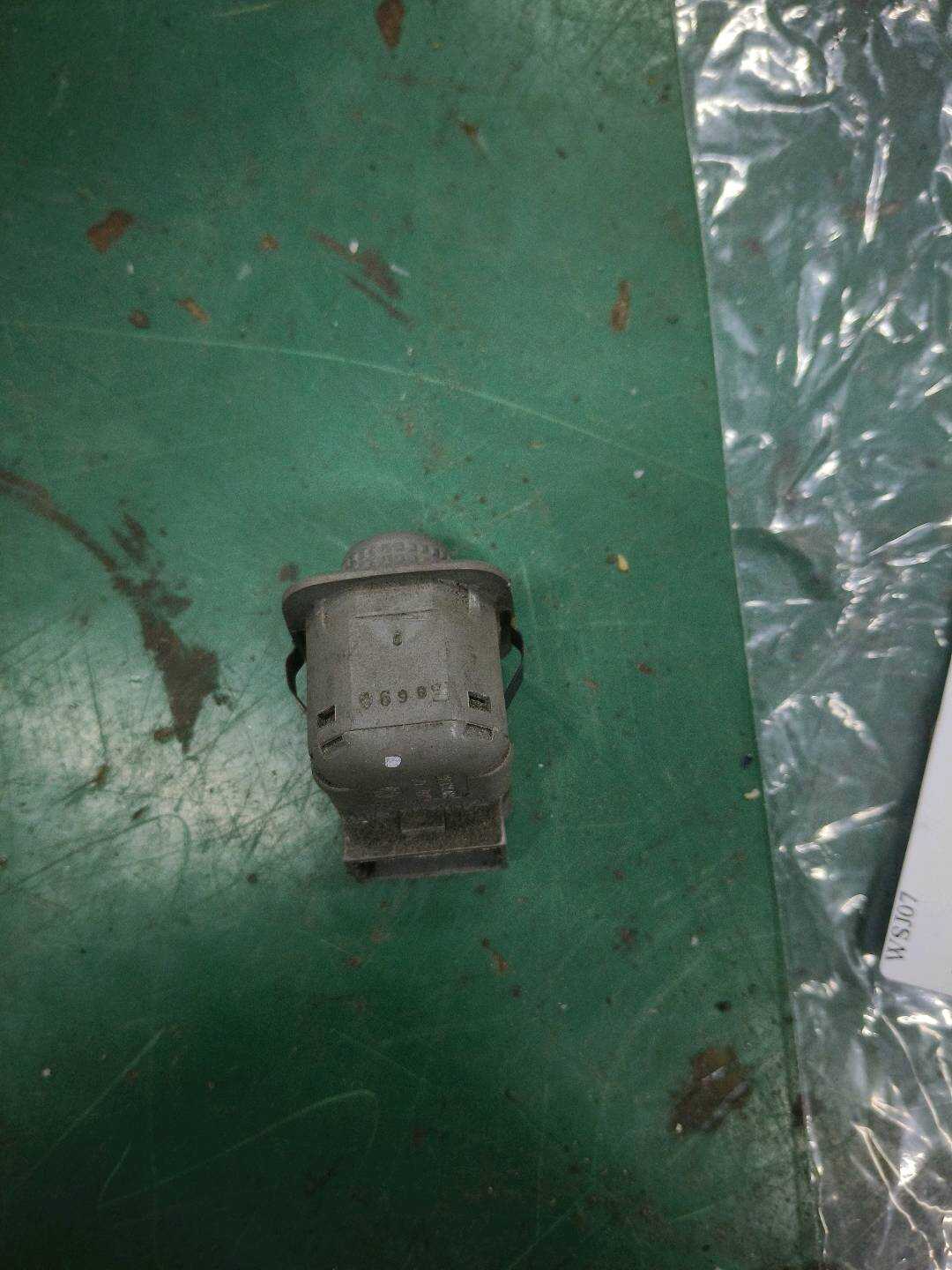 330959565 倒车镜调整开关