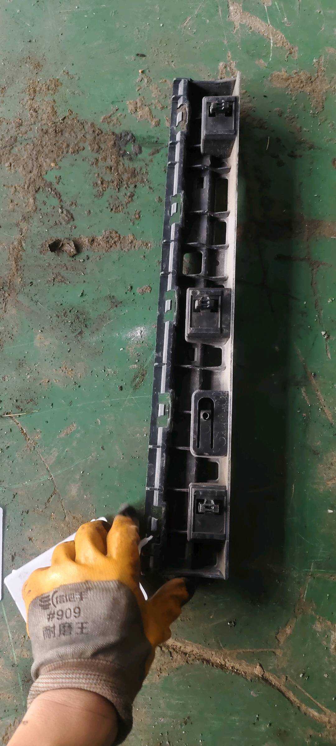 51775A02D21 Rocker Panel Bracket, Front Left