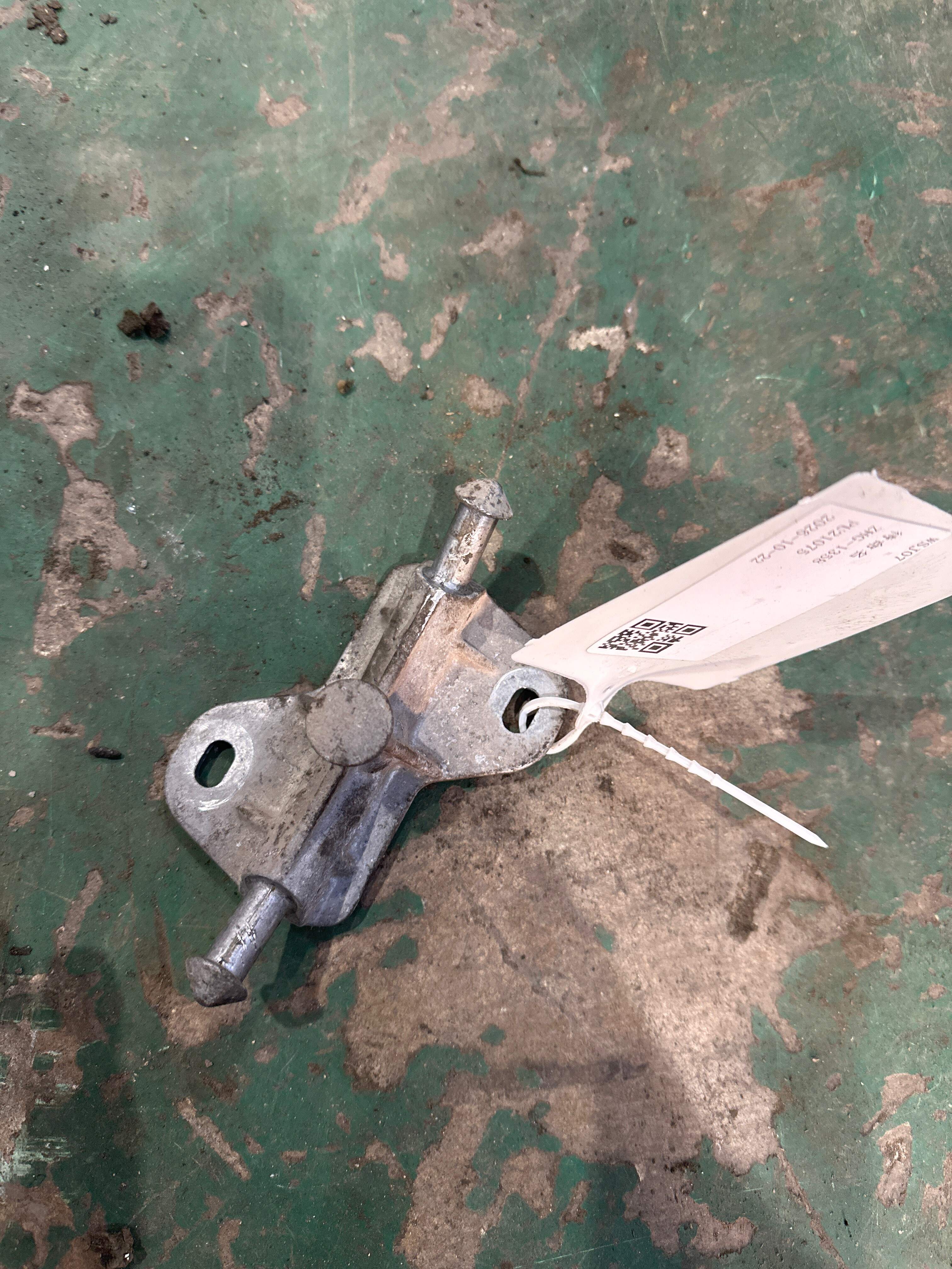 4B0253144K Exhaust Pipe Bracket, Rear Left