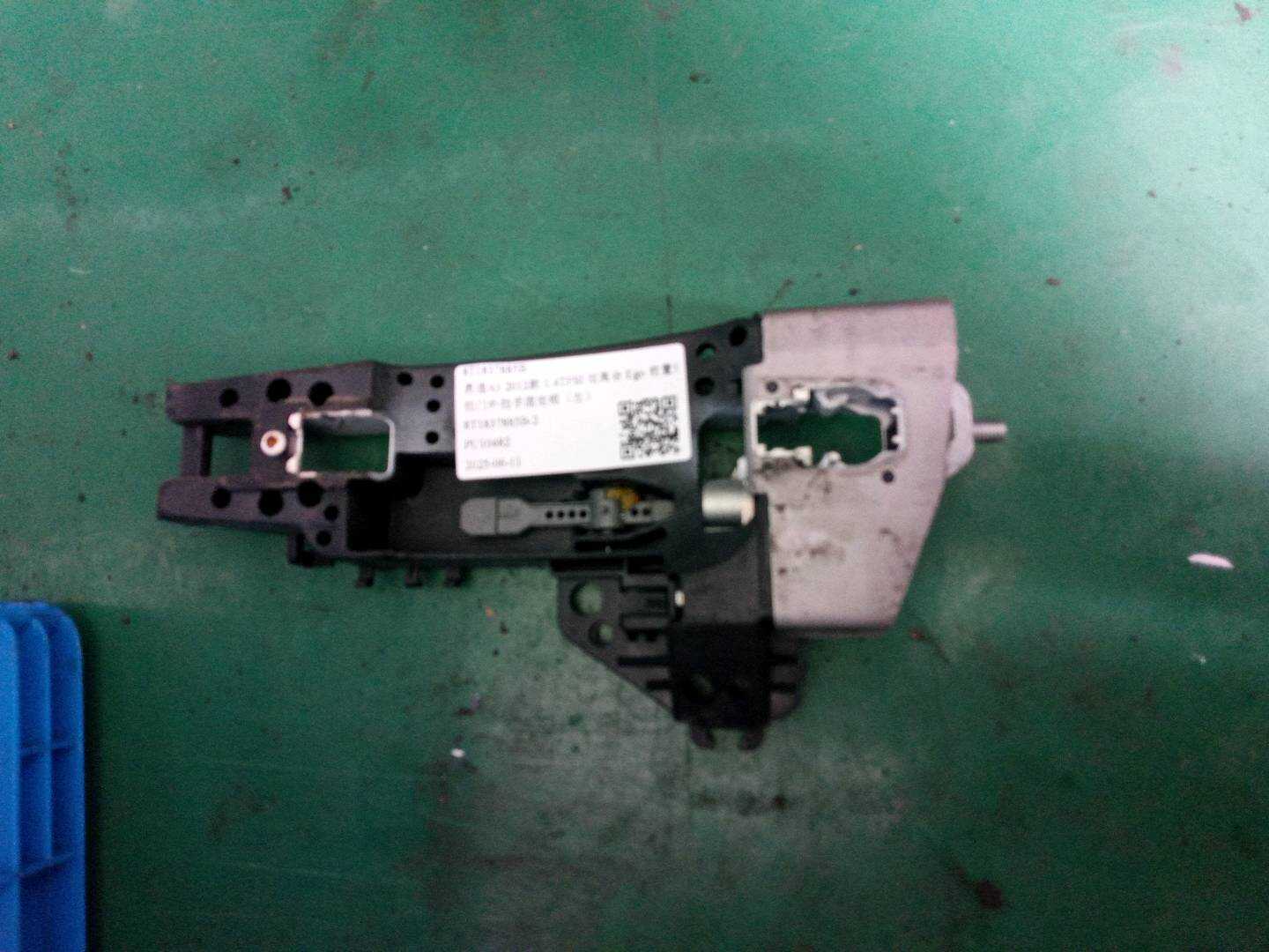 8T1837885B 前门外拉手固定框(左)