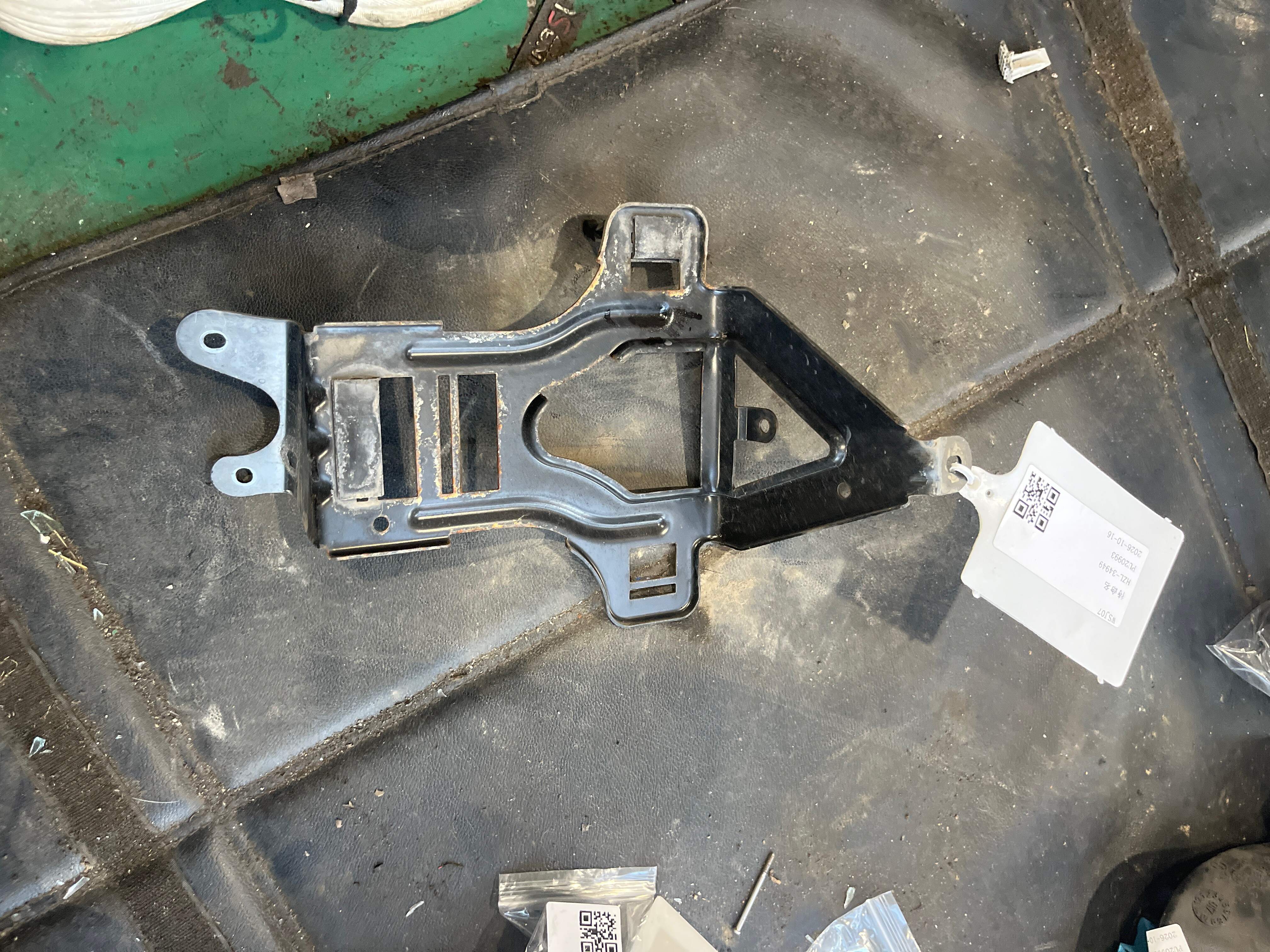 7L0907649C ECU Bracket