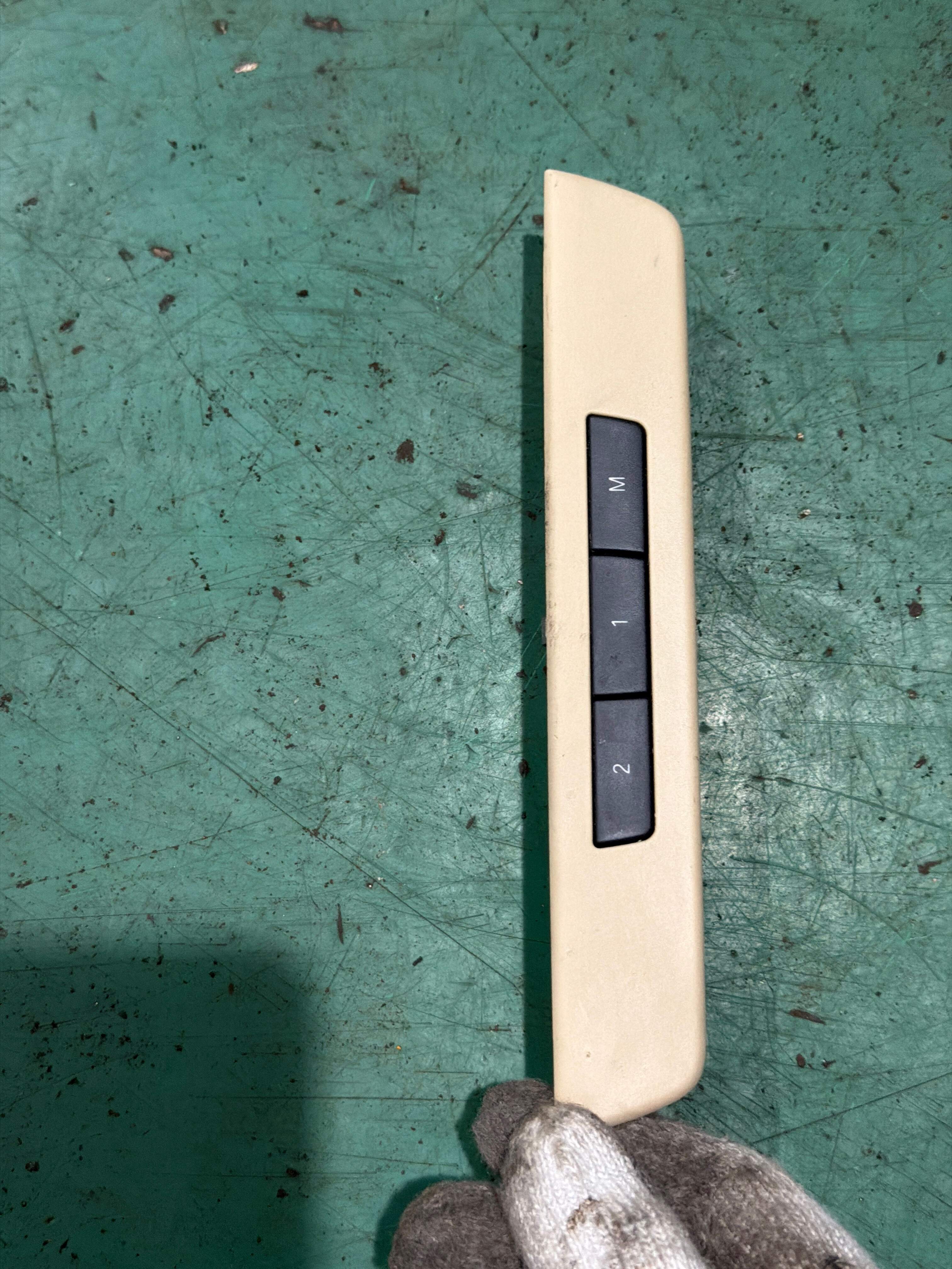 61319361174 前座椅记忆开关（右）