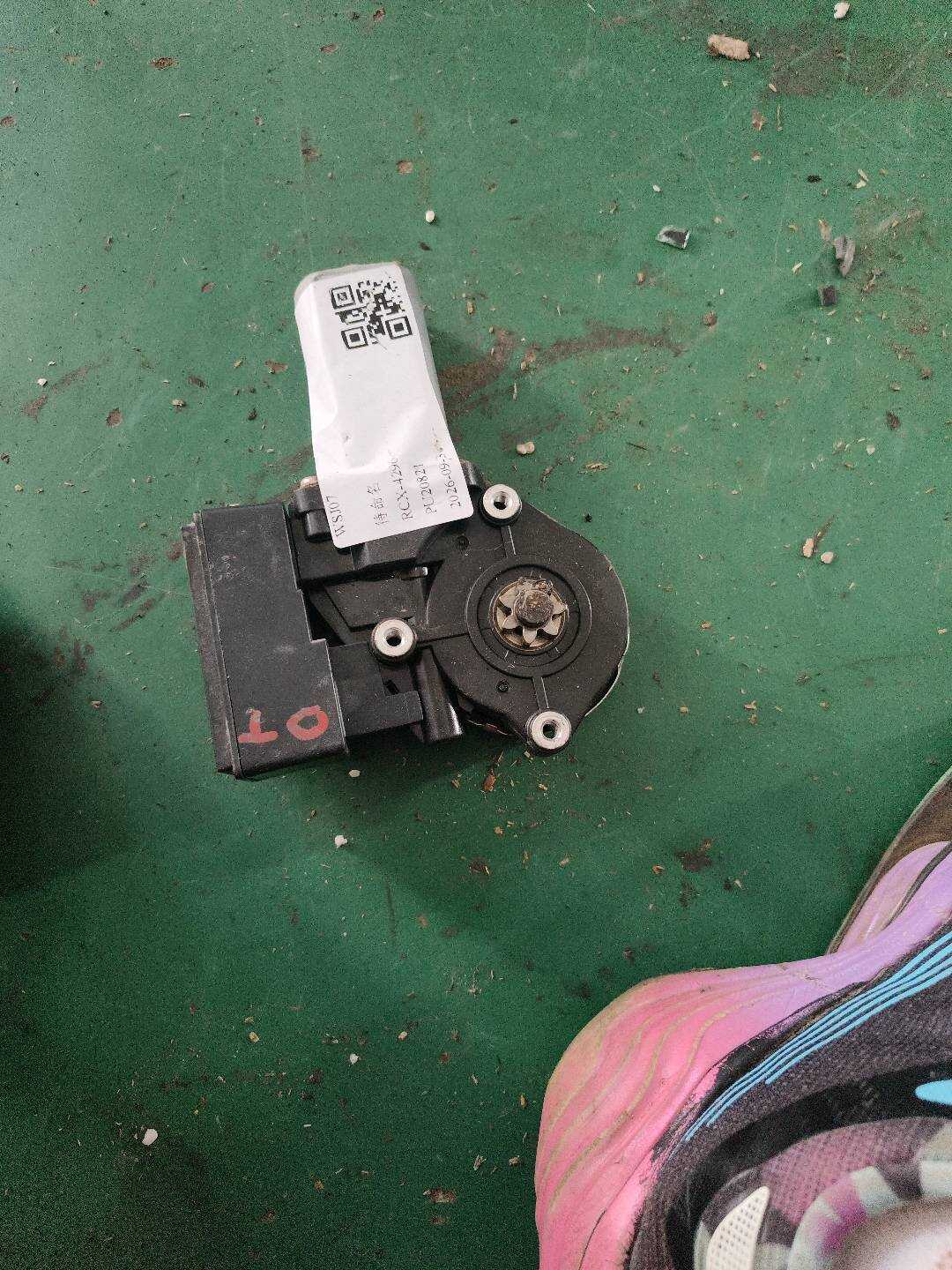 8572002170 前门玻璃升降电机（左）