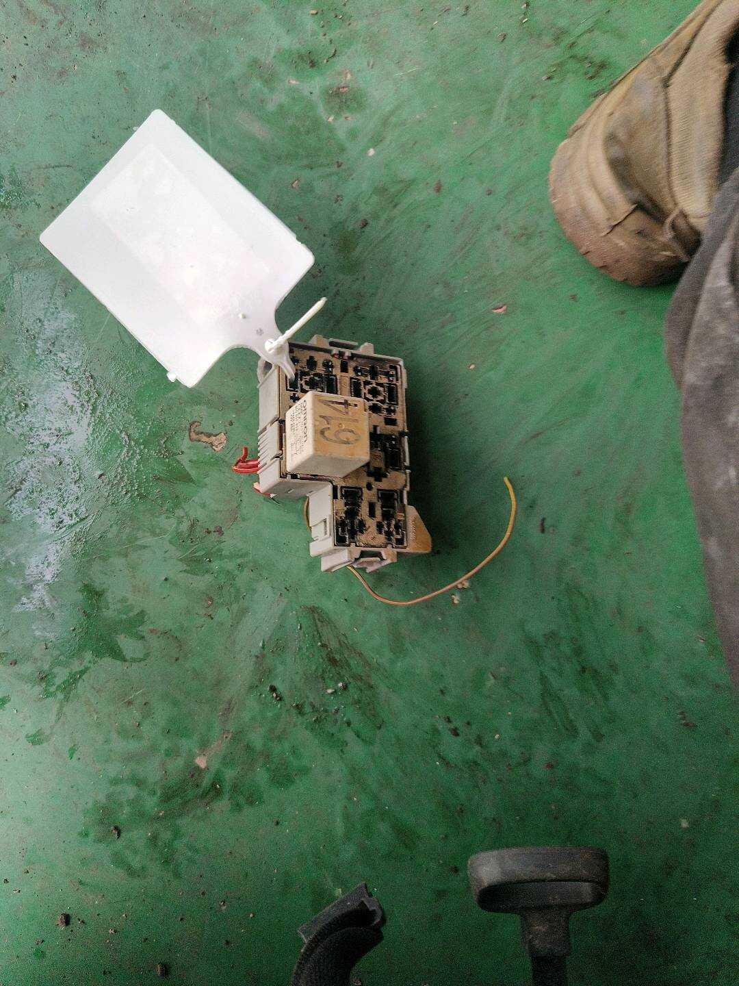95561011000 中央电气系统继电器座