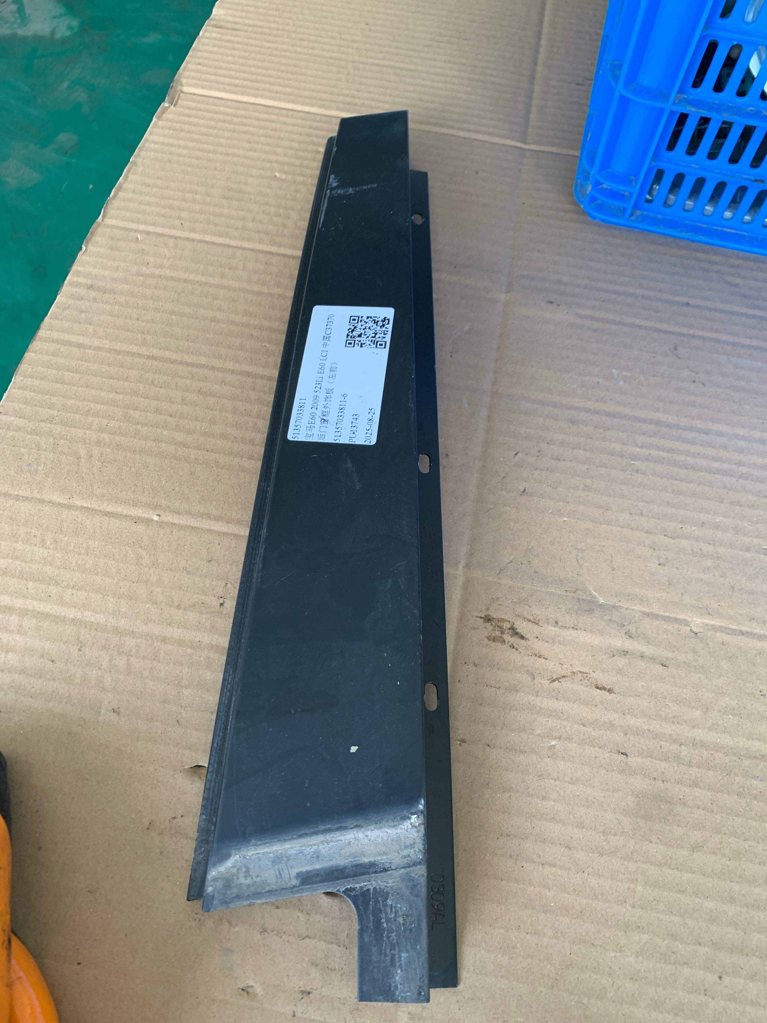 51357033811 后门窗框外饰板(左前)