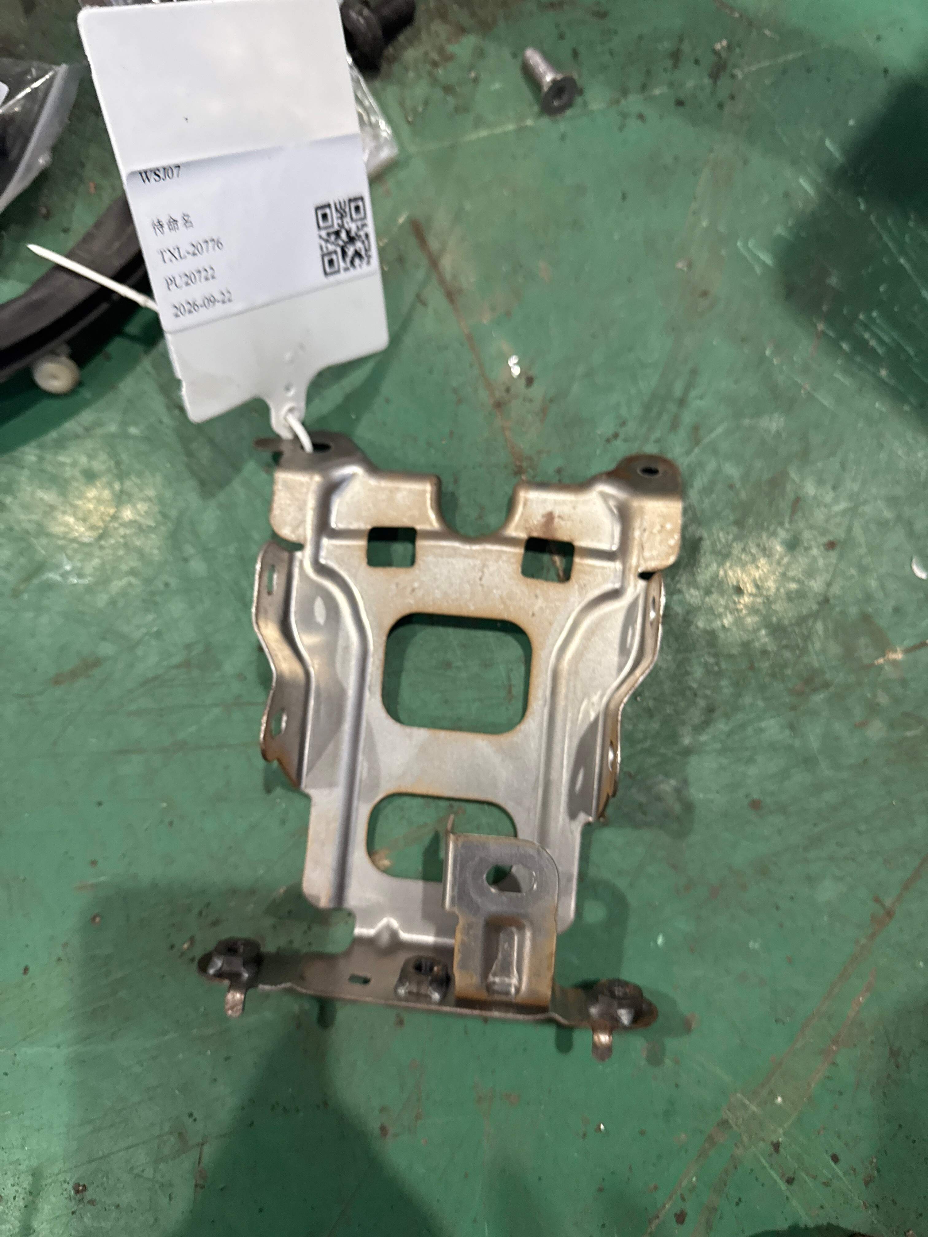 5899576011 扶手箱1号安装支架