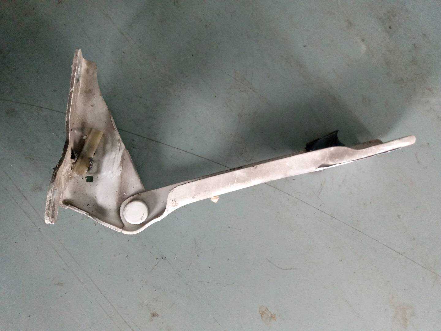 6RD823302 Front Hood Hinge, Right