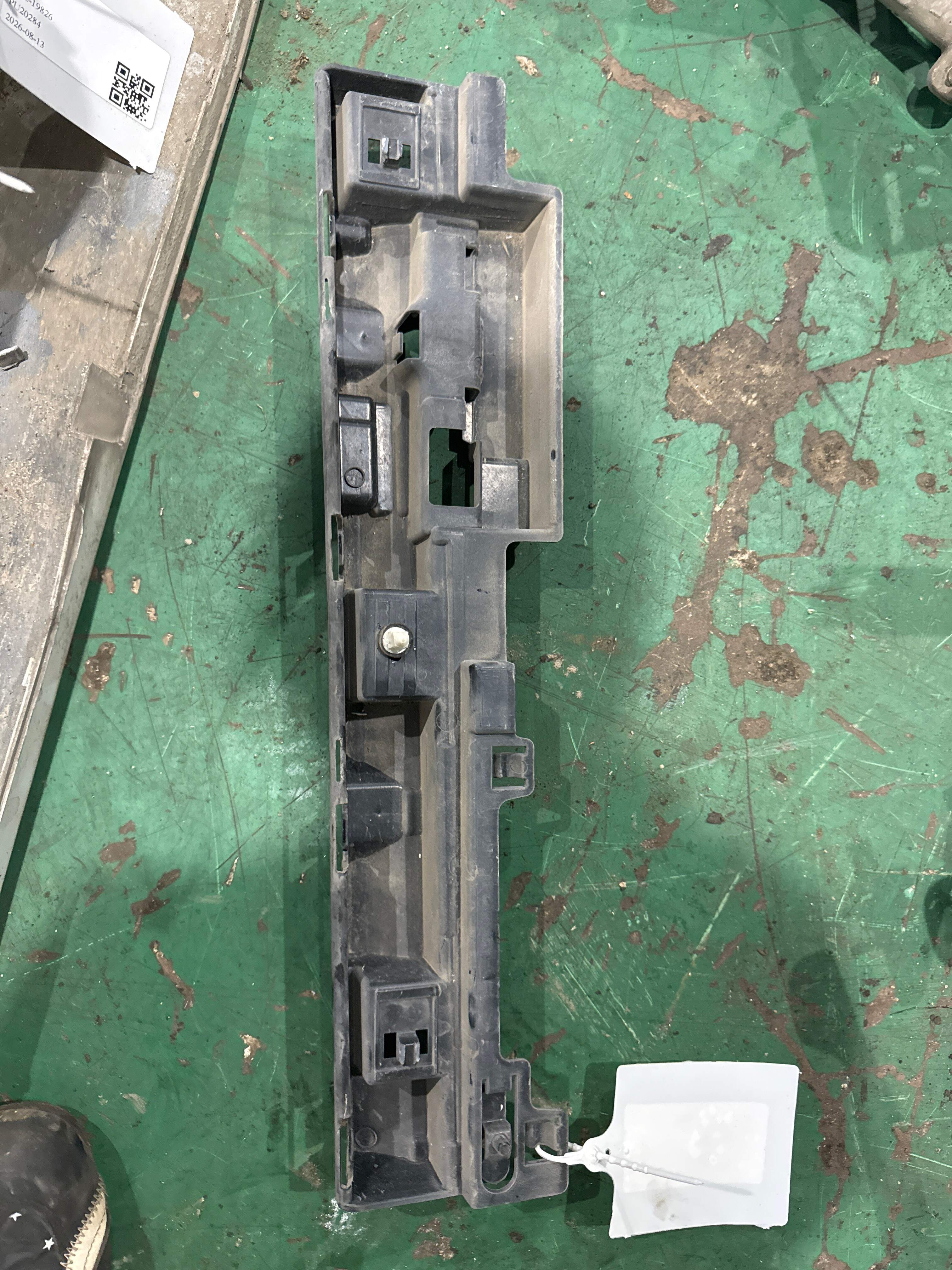 51777396948 底大边支架(右中)
