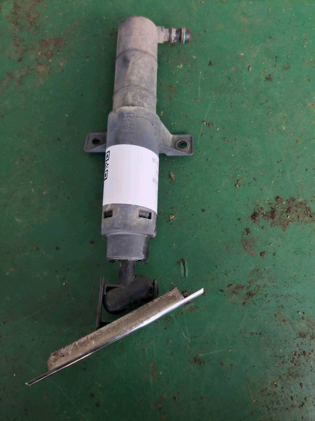 C2Z7947 Front Headlight Washer Nozzle, Right