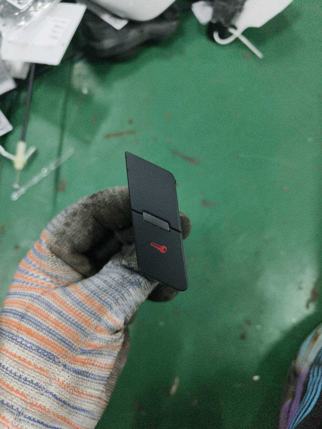 4F0962108A 前门锁止开关(右)