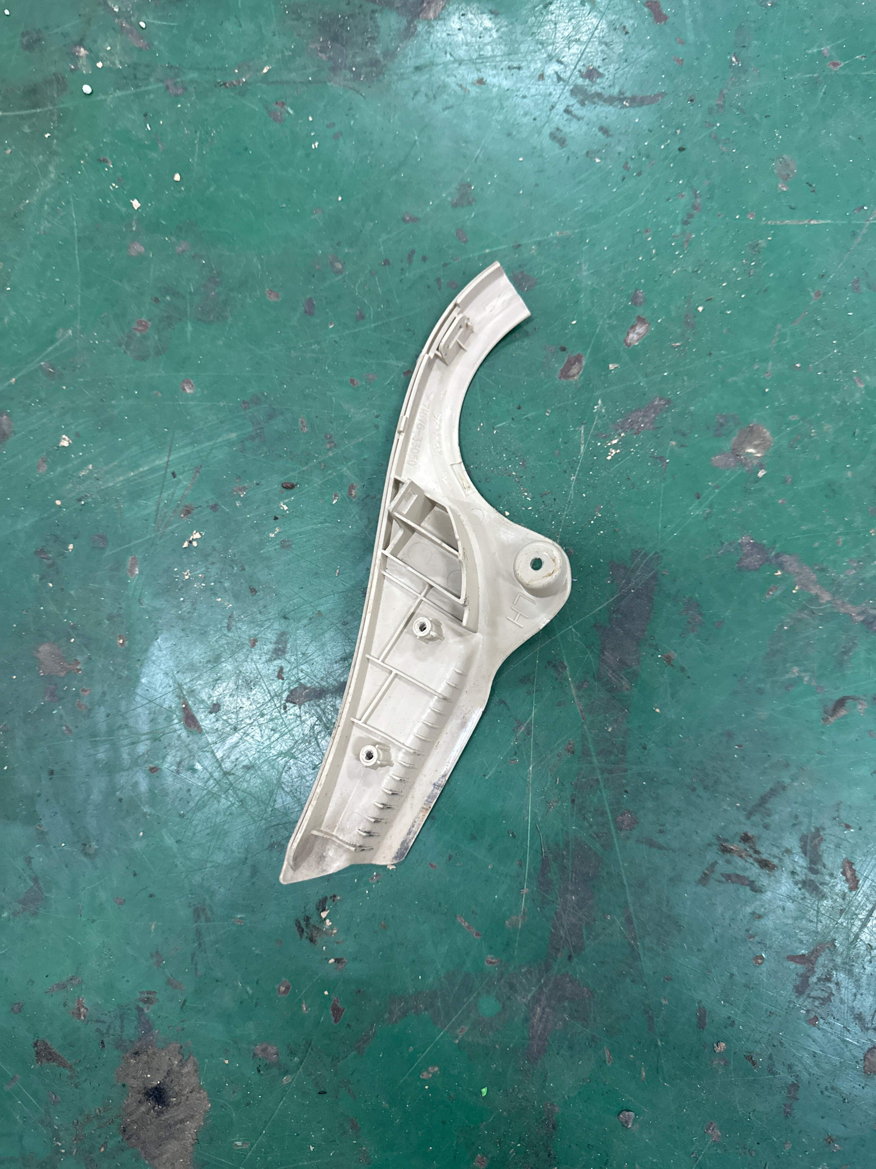 7187633050A0 左侧靠背倾角调节器内盖