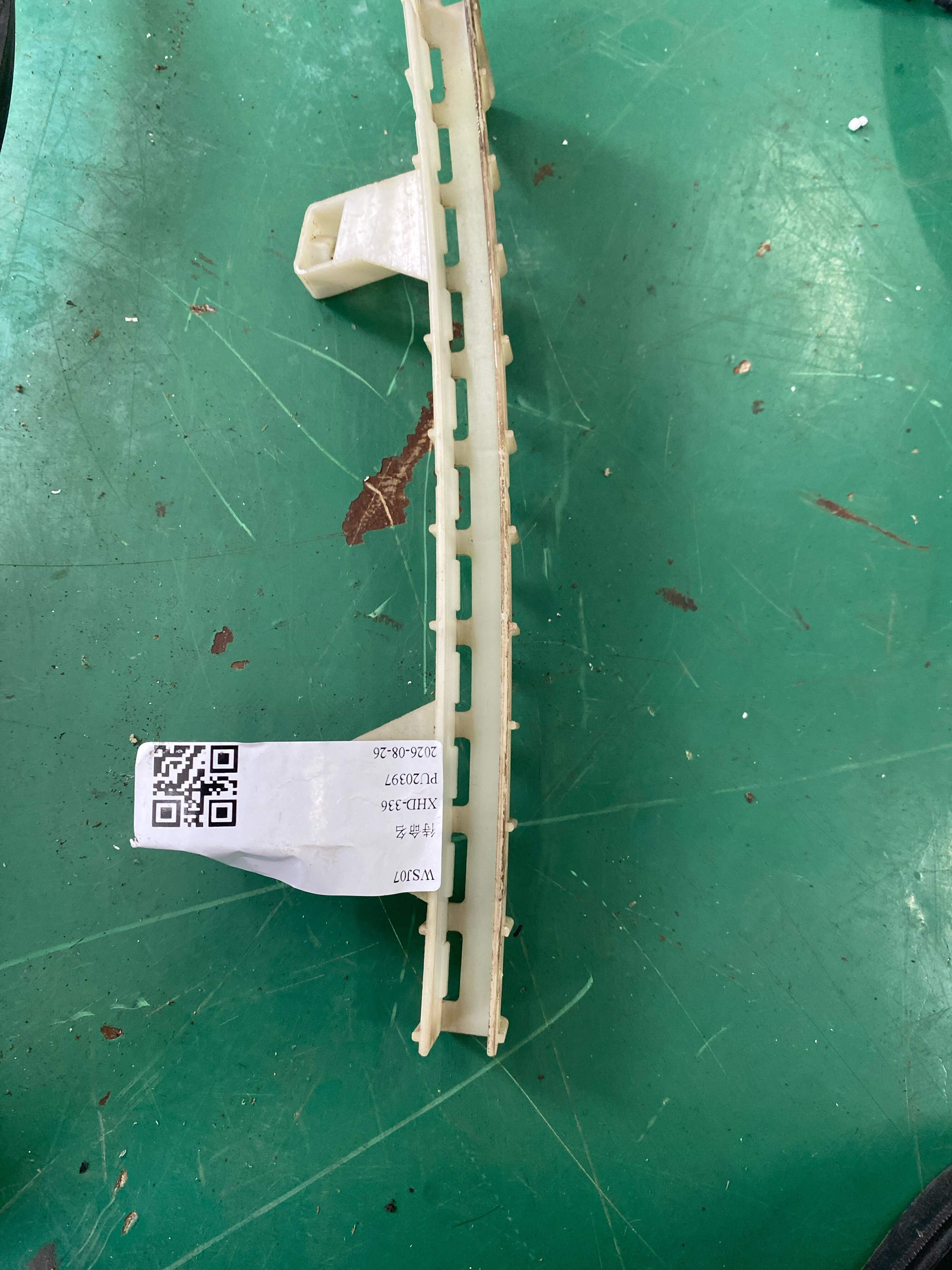 8U0839067B 前门玻璃压条(左外)