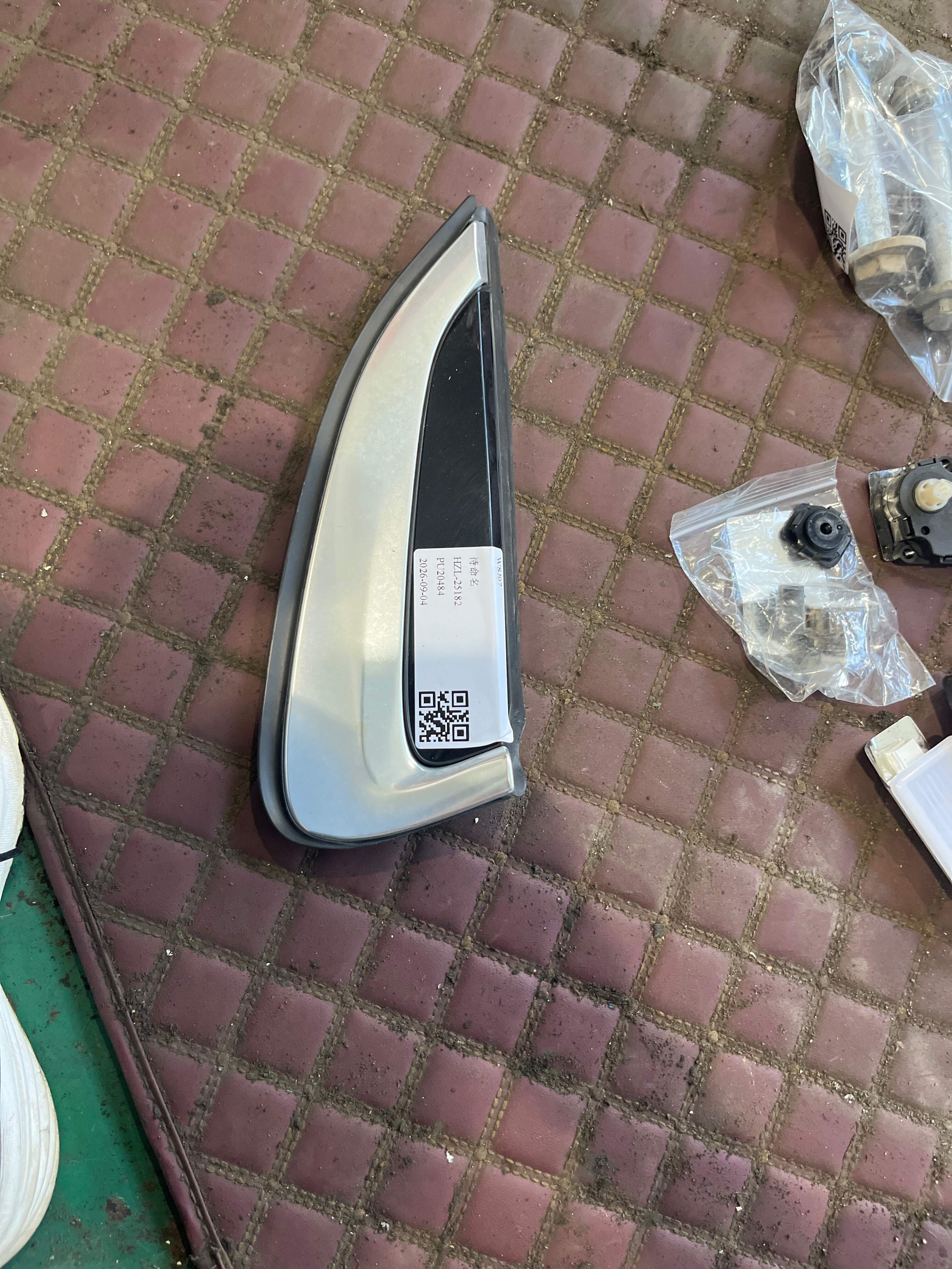 51137428124 饰板 C 柱 右