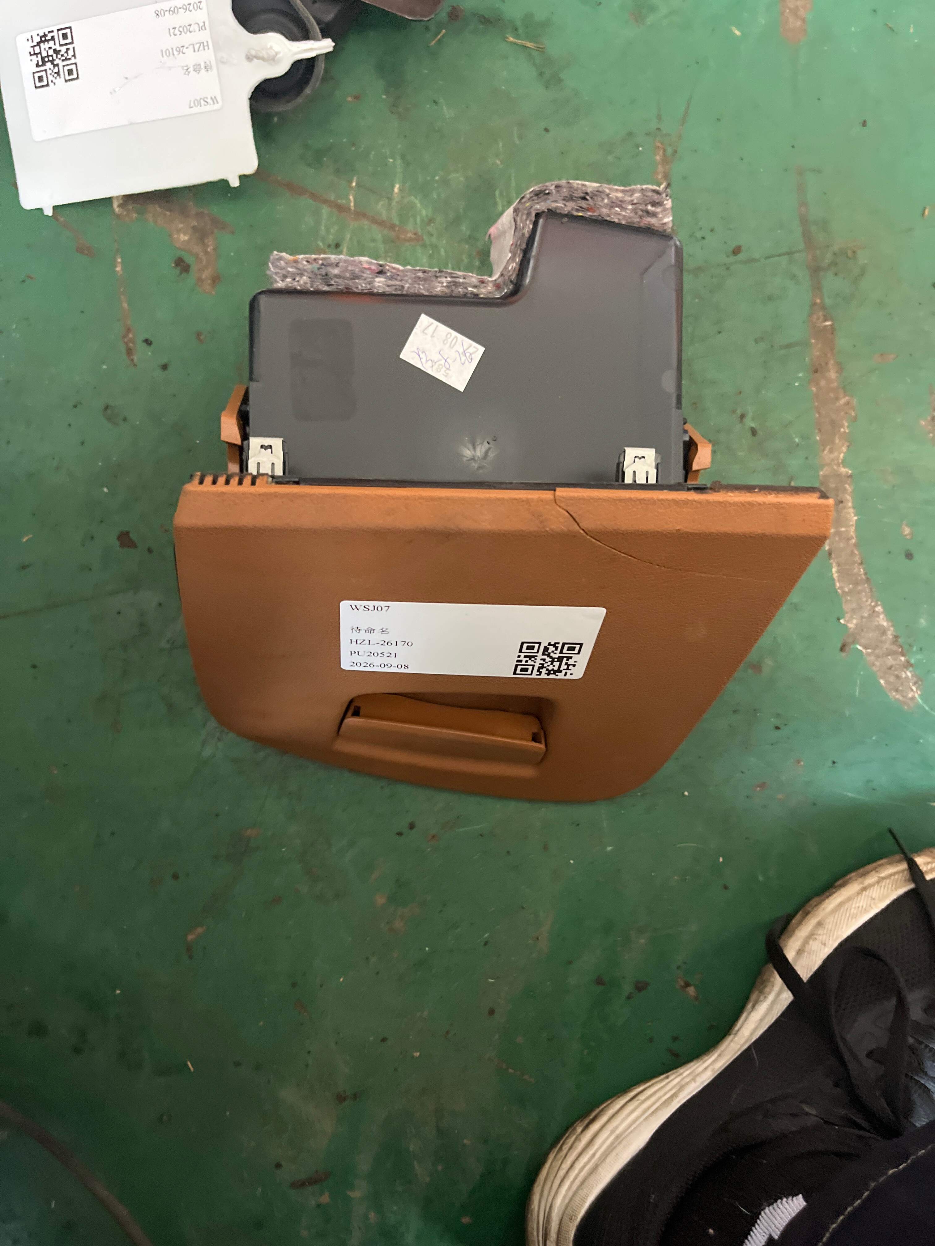 51456997932 仪表台杂物箱(左)