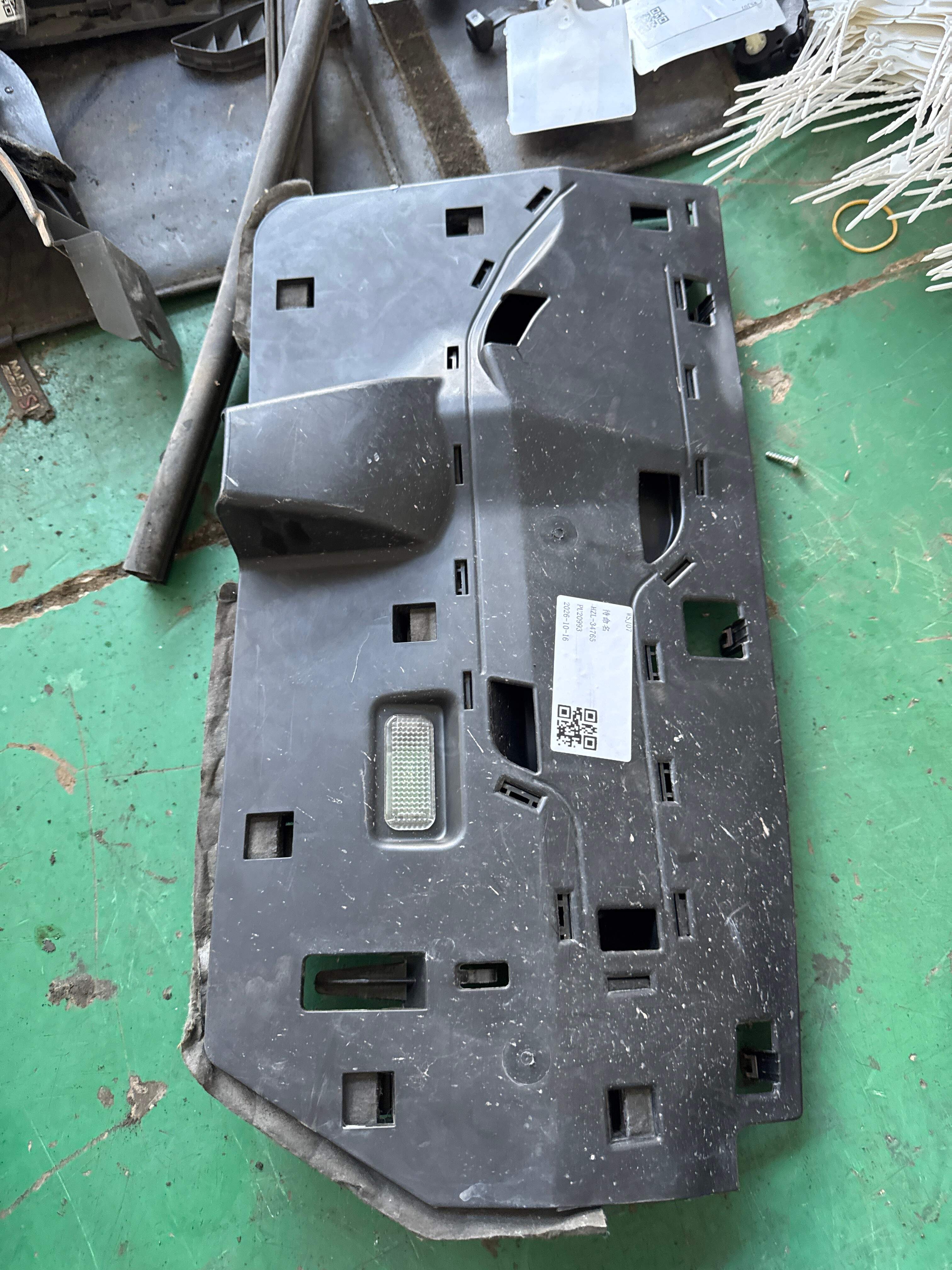 4L1815174A 仪表板下盖板