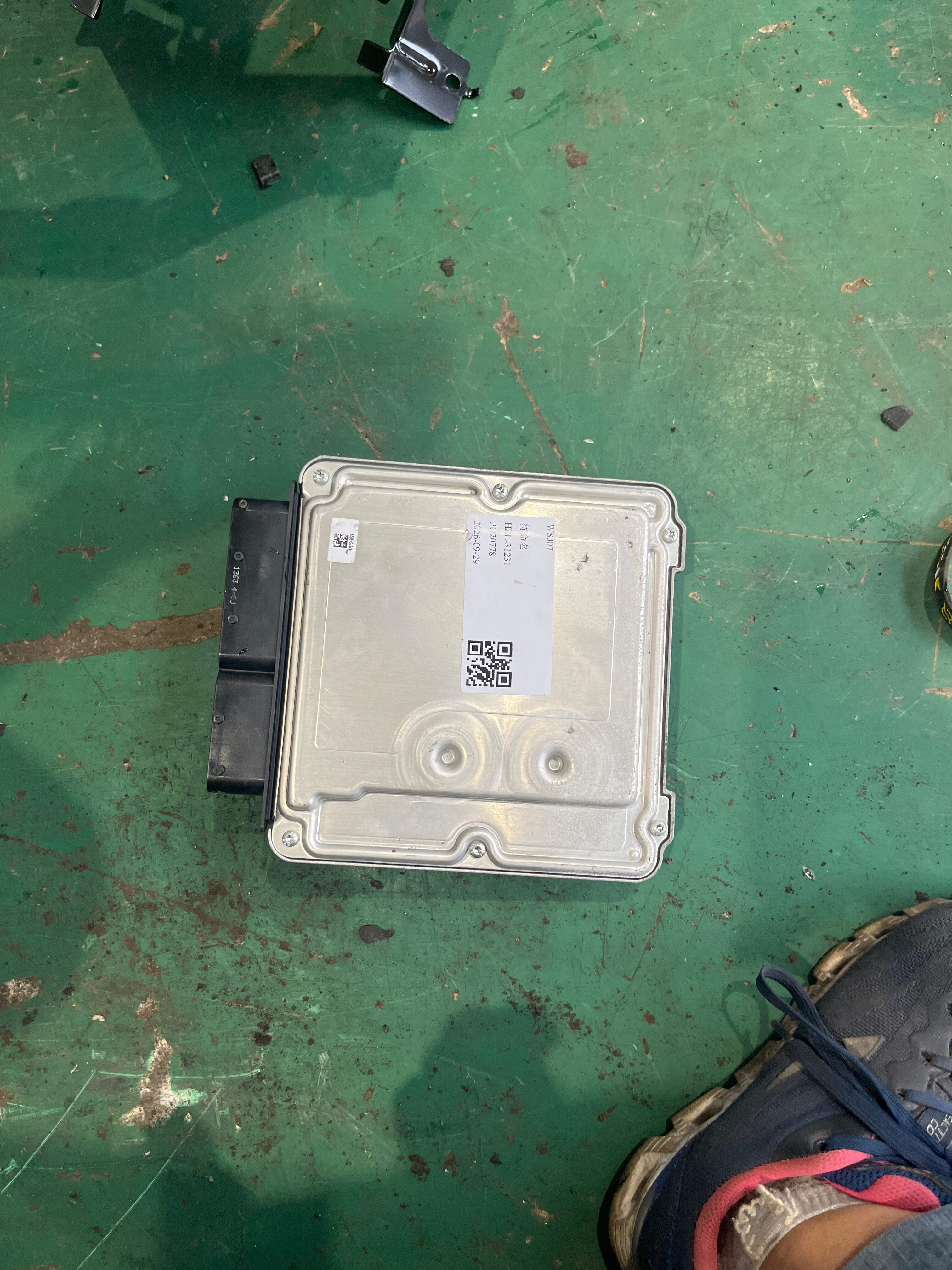 8R1907115G 发动机电脑