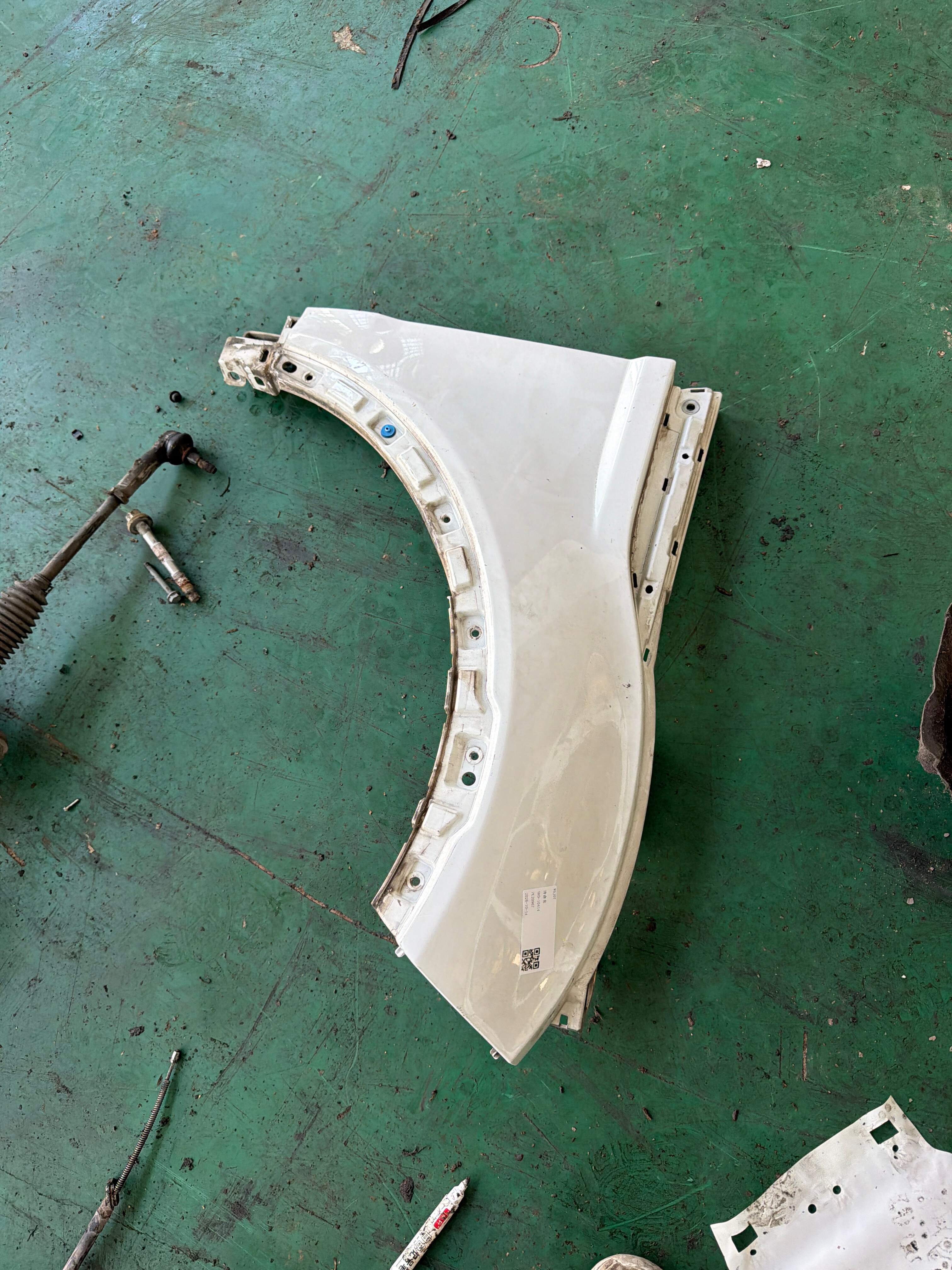 LR027589 Front Fender, Right