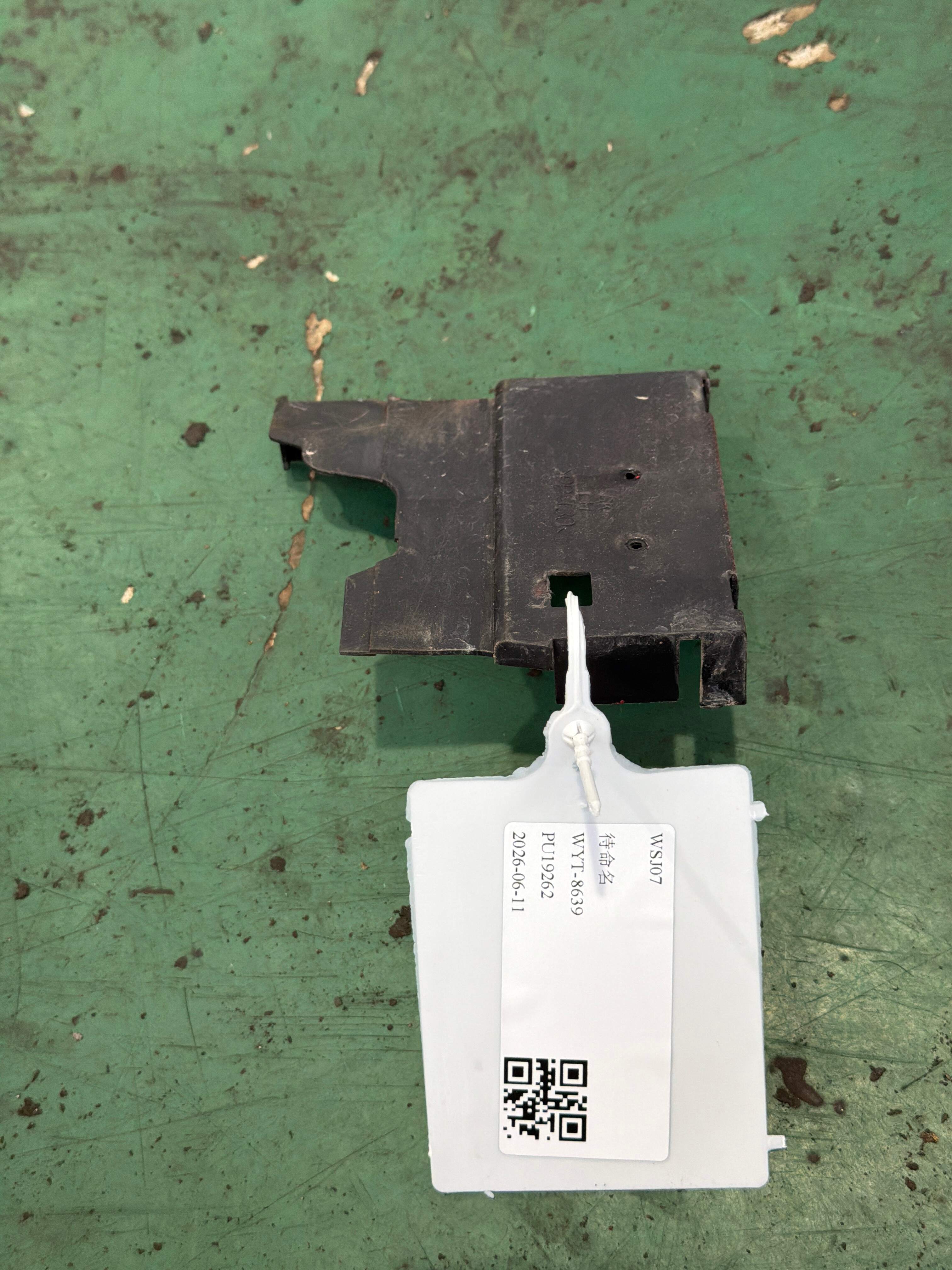 813582C500 左前门锁机护盖（左）