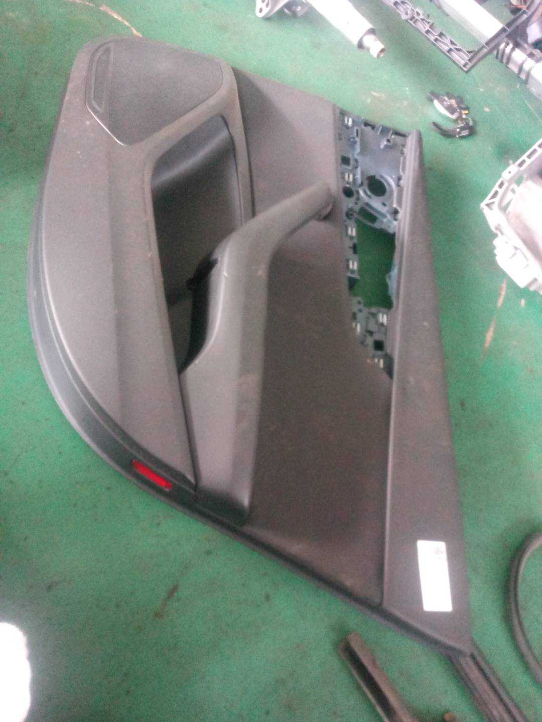 8WD867304 后门内饰板(右)