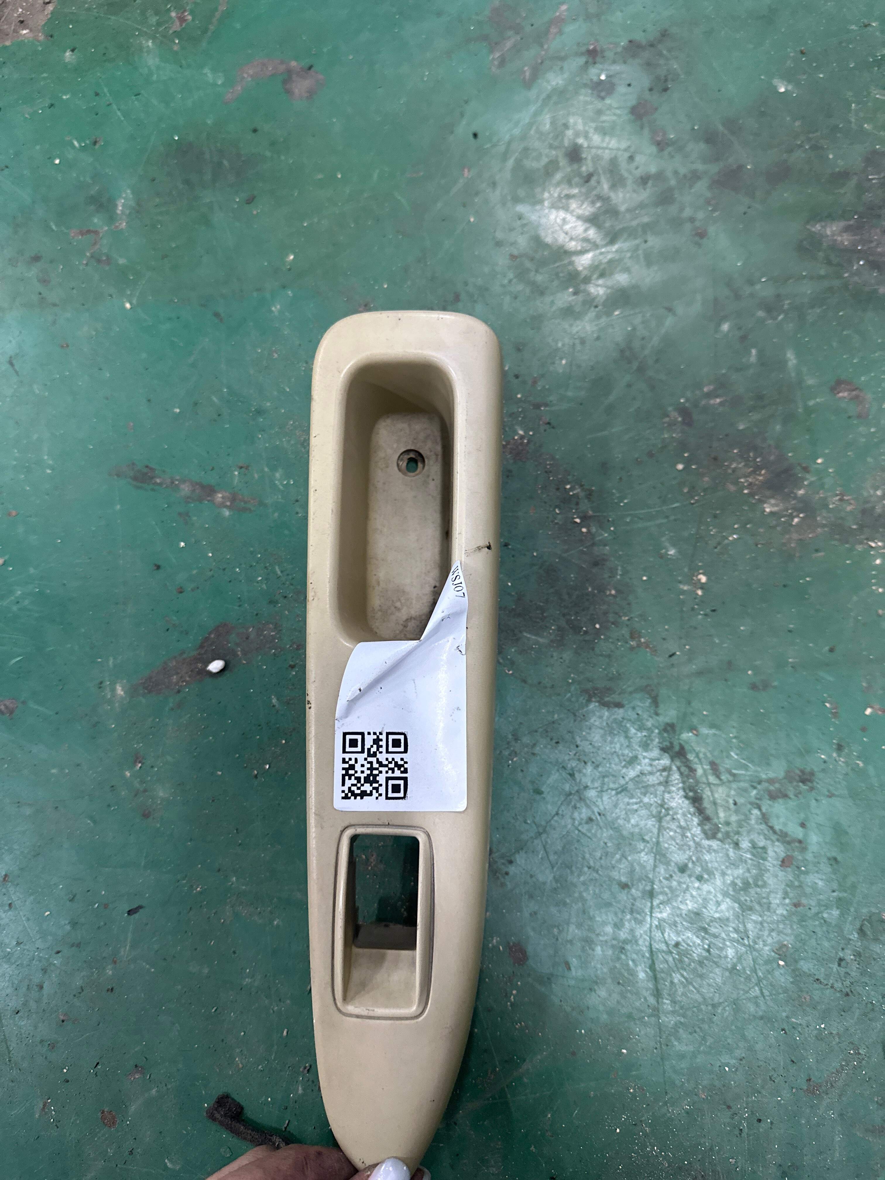 7427102010A1 后门玻璃升降开关装饰板（右）