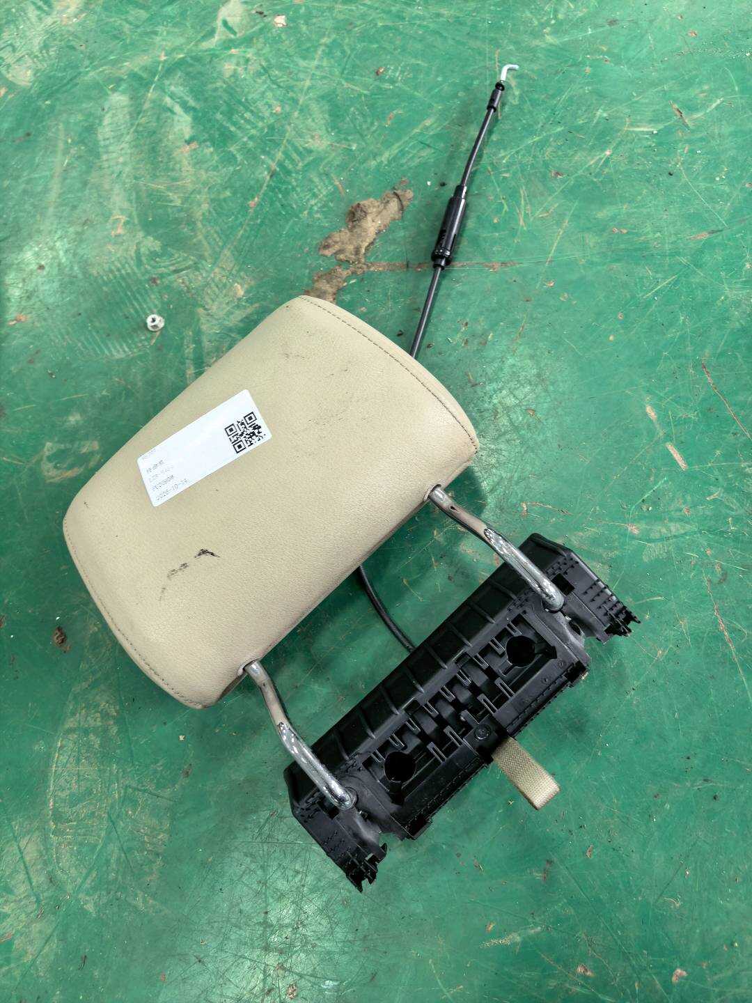 4L0885901L 后座椅头枕(右)