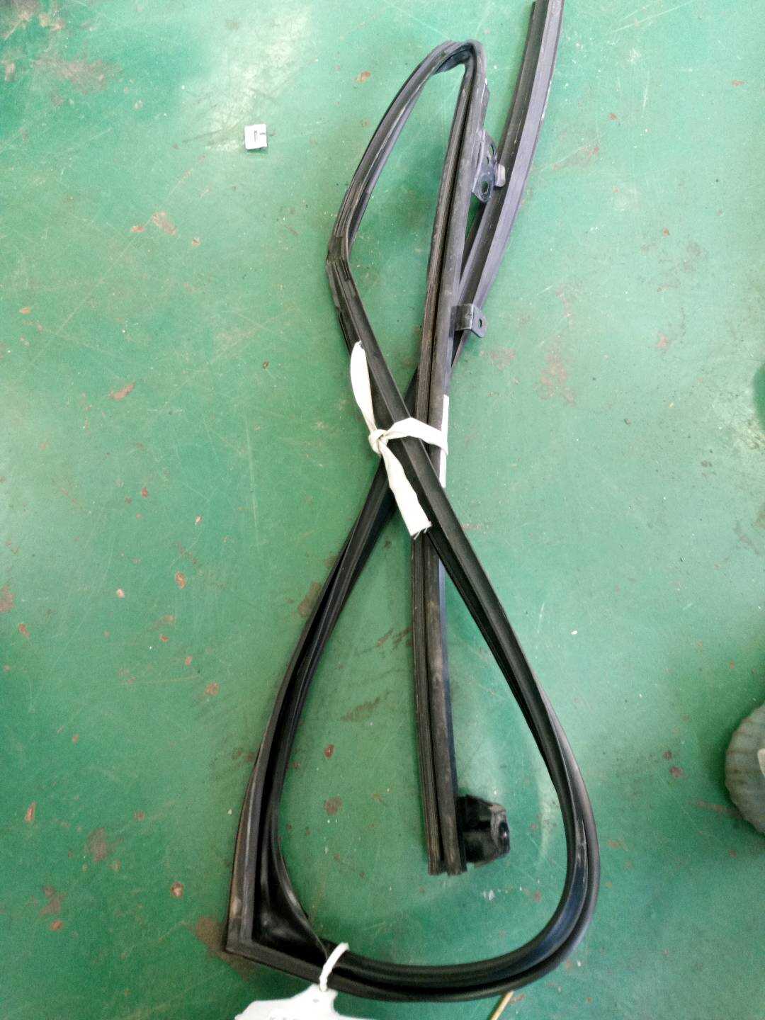 6814248050 后门玻璃绒槽（右）