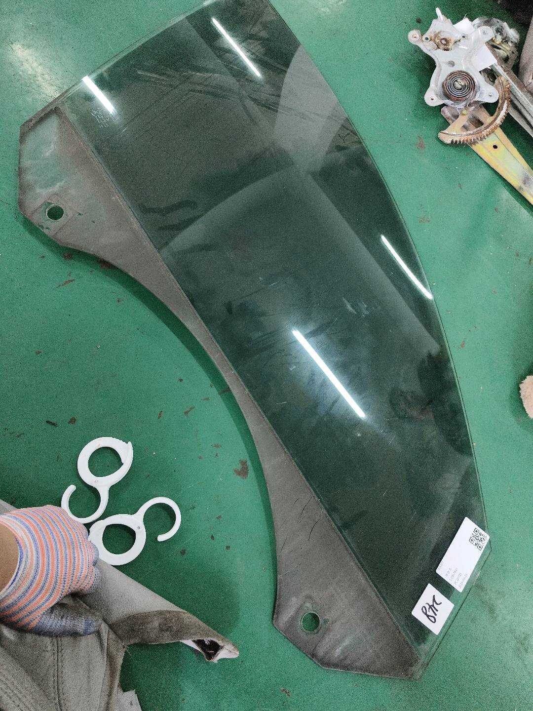 4F0845022L 前门玻璃（右）