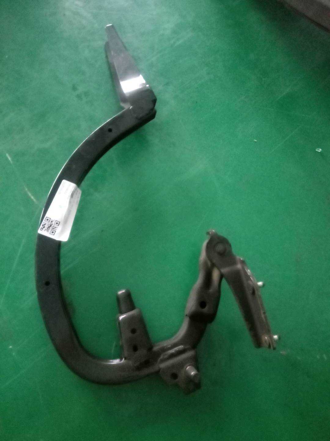 4KG827302 尾盖铰链(右)